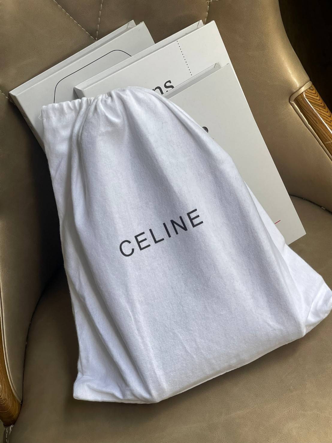 CELINE SMALL VERTICAL CABAS IN TEXTILE วัสดุหลักที่ใช้เป็นผ้าแคนวาสและขอบทำจากหนัง เป็นกระเป๋าถือที่มีสไตล์มินิมอล และดูเรียบง่าย แต่หรูหรา มีสายสะพายcrossbody พร้อมด้วยงานปักโลโก้ CELINE / PARIS สกรีนอยู่ตรงกลาง ถือเป็นกระเป๋า Tote ที่ทำจากแคนวาสที่น่าสน