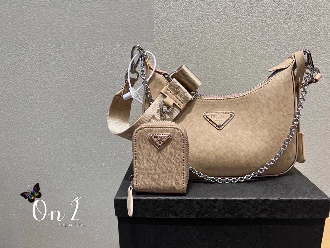 Prada Re-Edition 2005 Saffiano leather bag / PRADA COLLECTION SS22 🔥 HOTS ITEM มาเเรงสุดตอนนี้ น่ารักมากๆ สีพาสเทล สีสายฝอ มาแบบจัดเต็มมาก ถือเกร๋ๆคาเฟ่ต้องลงเเล้วล่ะเเม่ หรูหราเลยค่า ปังสุดดด