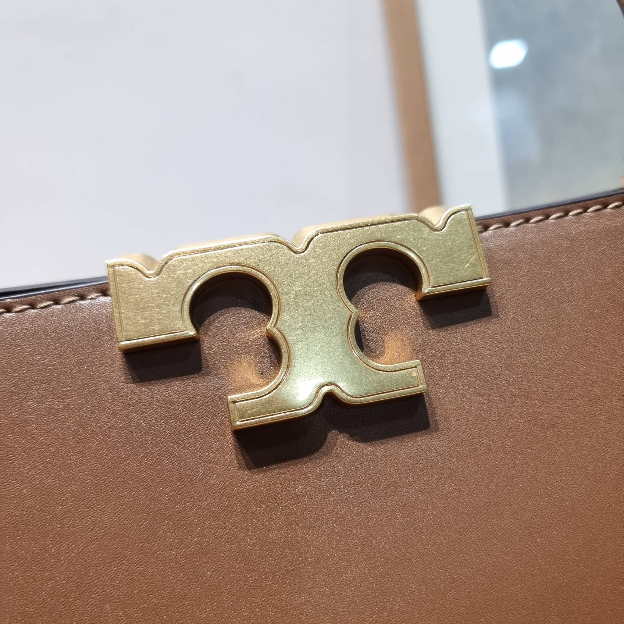 TORY BURCH ELEANOR SPAZZOLATO SATCHEL ใหม่และดูดีเกินต้าน กับกระเป๋าถือทรงสวย ใบใหญ่ ดีไซน์ผู้ดีเรียบหรู ถือขับผิวไปเลยทุกสี สวยคม มาพร้อมหูจับในตัว