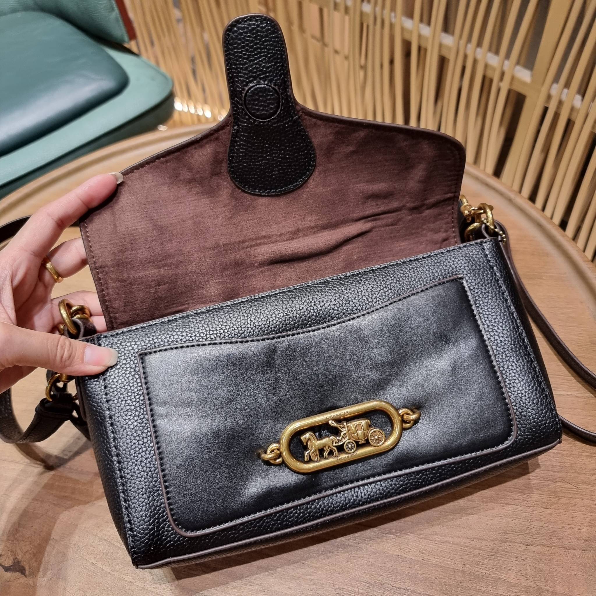 COACH SMALL JADE SHOULDER BAG [F91105,90782] กระเป๋าสะพายไหล่ ดีไซน์วินเทจย้อนยุค สวยคมชัด คลาสสิคใช้ได้ทุกลุค วัสดุหนัง pepble ทนทาน เปิด-ปิดด้วยฝาคาดโลโก้ พร้อมแถบแม่เหล็กในตัว รับรองแน่นหนา ด้านหลังมีช่องซิปให้ ภายในเป็นช่องโล่ง ขนาดกำลังดี ใช้งานง่าย 