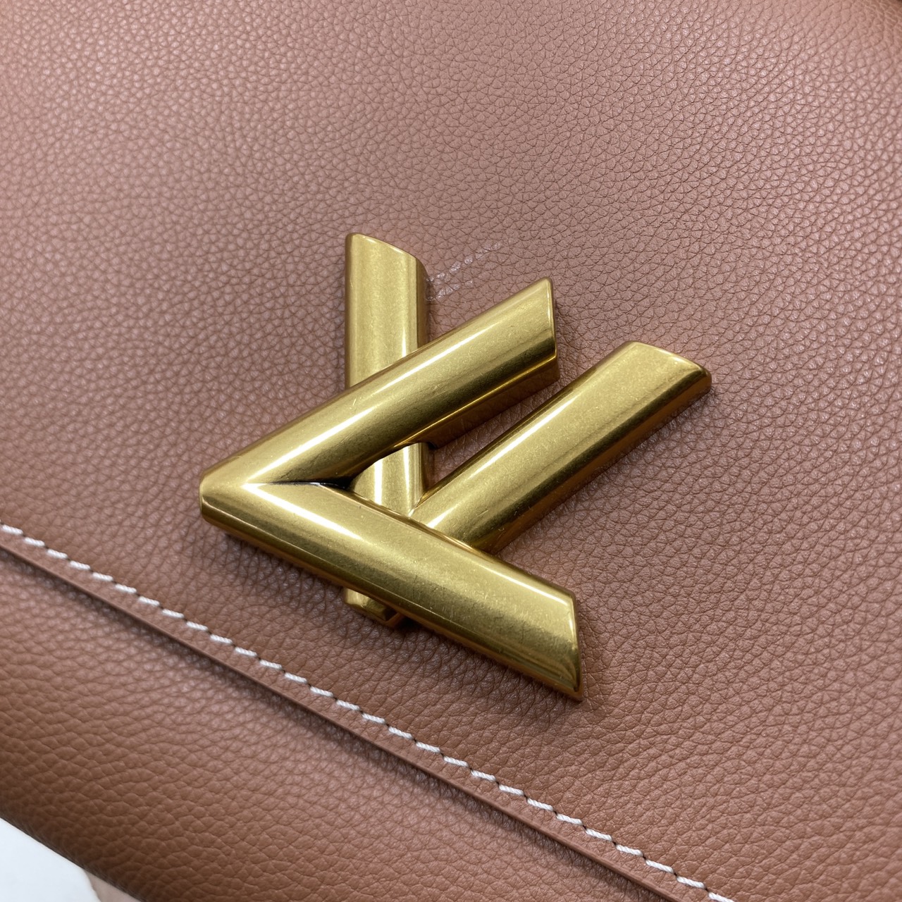 TOP ORI หนังแท้ | เกรดดีสุด LV Soft Twist Handbag กระเป๋าถือสุดไอคอนิก ถือเป็นกระเป๋าคู่ใจที่สมบูรณ์แบบสำหรับทุกวัน