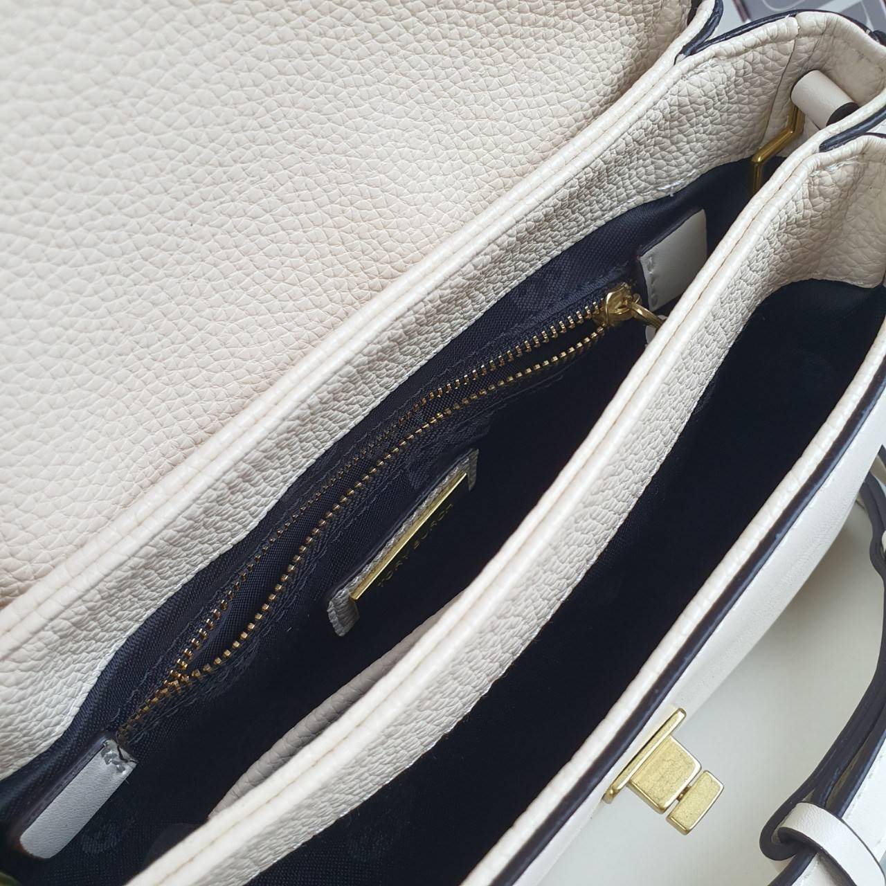 TORY BURCH CROSSBODY BAG กระเป๋าสะพายข้าง **หนังสวยมาก อะไหล่ทองวินเทจ ด้านหน้าประดับโลโก้แบรนด์ เปิดปิดด้วยตัวล็อคหมุน ภายในโล่งกว้างบุผ้าปั้มแบรนด์ มีช่องใส่ของ 3 ช่องใหญ่ พร้อมช่องซิปและที่เก็บบัตร มาพร้อมสายยาวถอด-ปรับระดับได้ ขนาดกำลังดี รีบคว้าด่วนค