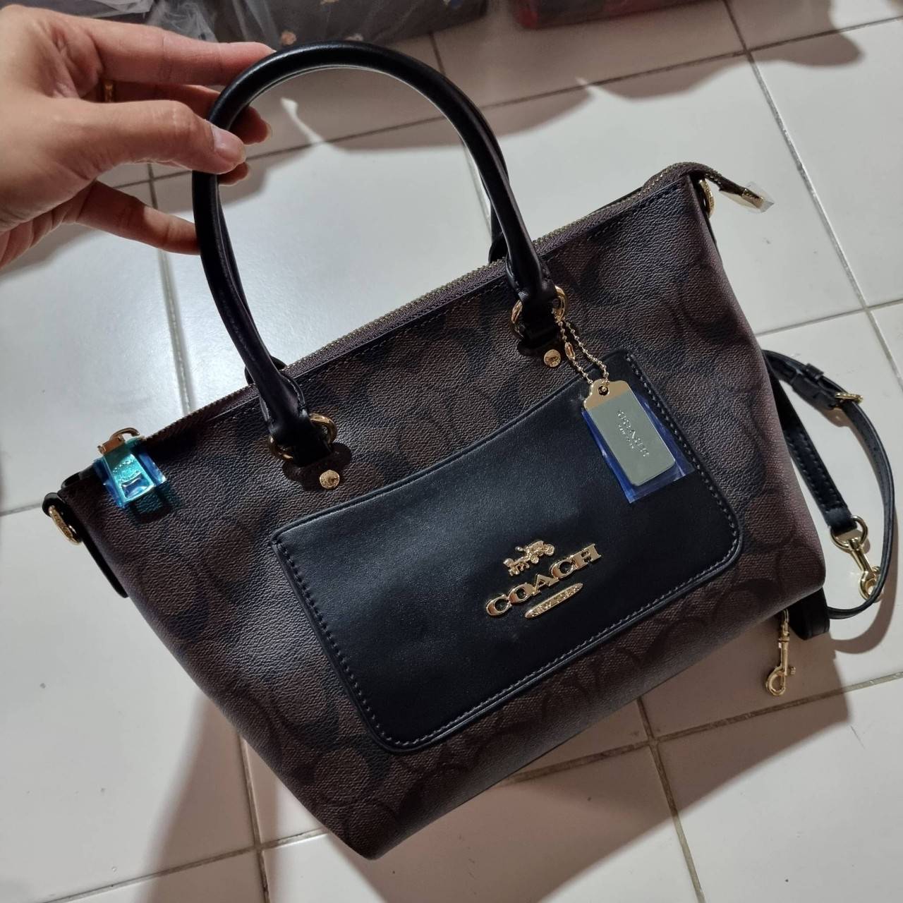 COACH F38089 MINI EMMA SATCHEL IN SIGNATURE CANVAS รุ่นหายาก รุ่นที่สาวๆตามหา จัดมาให้สมกับที่รอคอยกันไปเลยจ้า!! เป็นรุ่นที่ดีไซน์ออกมาให้ใช้งานง่าย สะดวก สวย หรู ดูดี!! กระเป๋าสะพายทรงสวย วัสดุหนังแคนวาสเคลือบลาย มาพร้อมสายสะพายข้างและหูจับในตัว ถอดออกถื