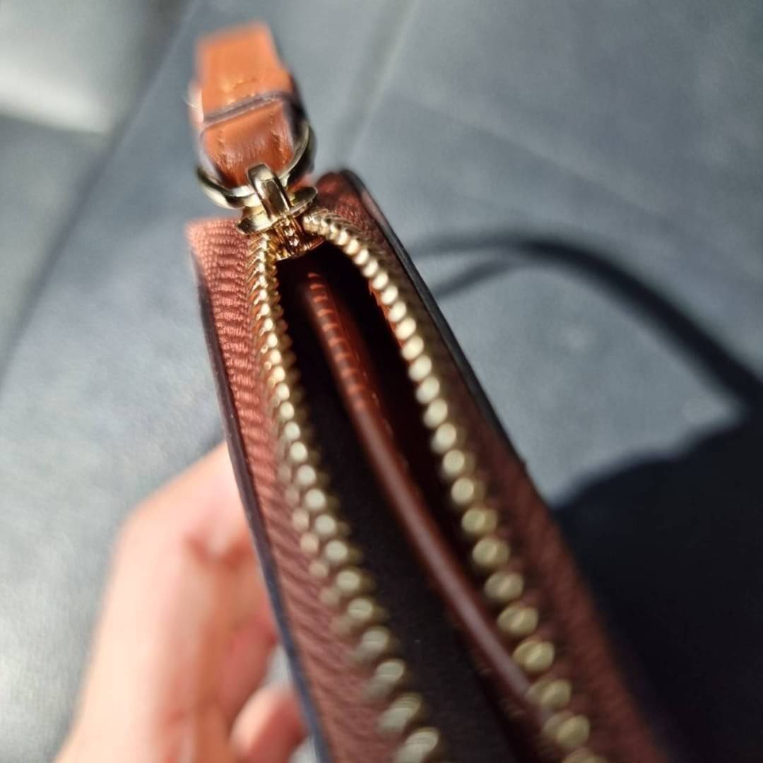 COACH F57468 PHONE WALLET IN SIGNATURE COATED CANVAS กระเป๋าสตางค์ถนอมมือถือ!! 2IN1 สุดๆ ใส่โทรศัพท์ ใส่เงิน ใส่บัตร ครบถ้วน!! จบในใบเดียวจ้า ขนาดกำลังเหมาะมือ วัสดุหนังแคนวาสเคลือบลาย คุณภาพดี สาวๆมีไว้ติดตัวสักใบ ไม่ผิดหวังจ้า