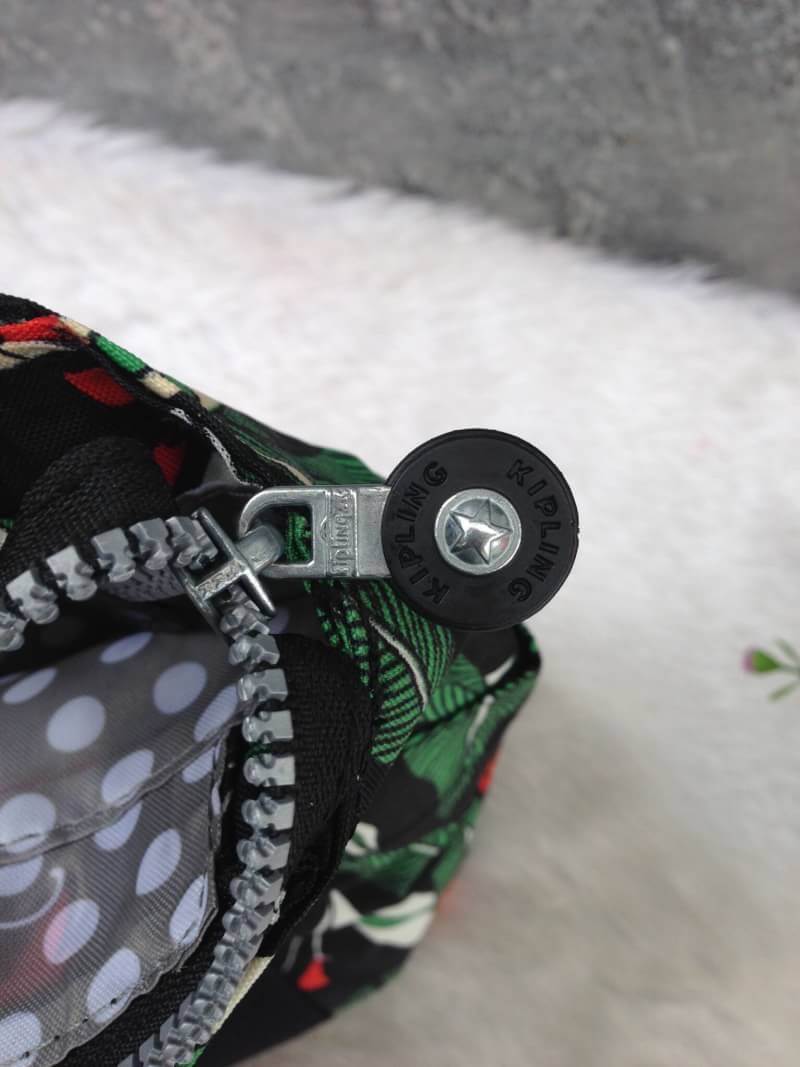 Kipling รุ่น Cicele กระเป๋าสะพายไหล่ใบใหญ่ สวยน่ารัก ตัวกระเป๋าด้านในเป็นช่องโล่งแบบปิดเปิดด้วยซิป มีช่องซิปด้านใน ด้านข้างกระเป๋า มี 2 ช่อง ปิดเปิด ด้วยเทป พร้อมที่ใส่โทรศัพท์ ปากกา และ MP 3 ในส่วนด้านใน และ ด้านข้างกระเป๋า ซ้าย-ขวา เป็นช่องขนาดเล็กสำหรั