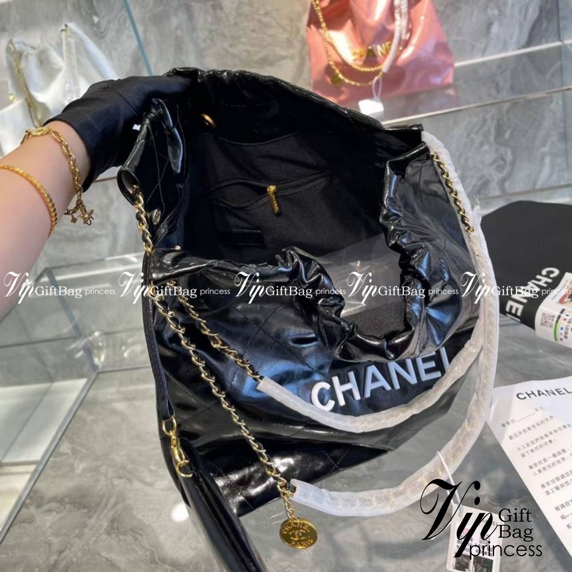 Chanel ss22 Logo CC shopping tote / Chanel 22 handbag มาแรงที่สุดในตอนนี้ก็คือรุ่นนี้เลย ใช้งานง่ายรุ่นนี้สามารถใช้ได้ทั้งผู้หญิงและผู้ชายน้า เกินต้านที่สุดกับไอเท็มนี้ ที่สาวๆหรือใครๆก็ต้องมีแล้ว!! แค่เห็นก็หลงรัก กระเป๋าทรงสวย