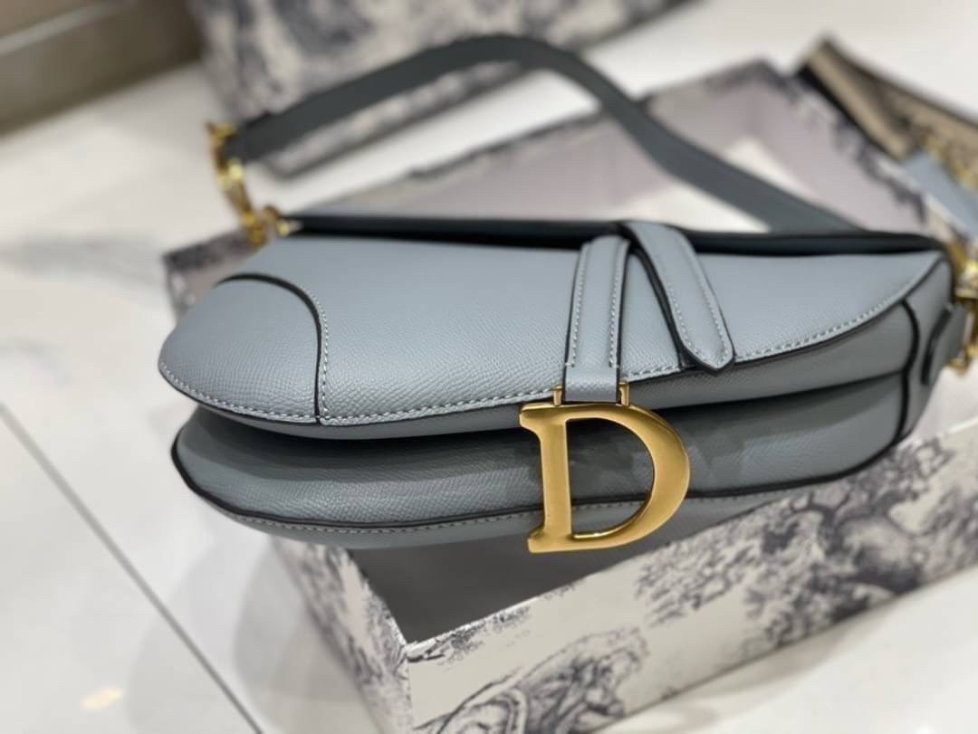 หนังแท้ DIOR SADDLE BAG Cloud Blue Goatskin กระเป๋ารุ่นยอดนิยมตามแบบฉบับแบรนด์ งานทอลายคมชัด ใช้งานได้ 2 แบบ สะพายยาว CROSSBODY และสายสั้นถือได้เก๋ๆ ลุคนี้คูลสุดๆ เลยค่าา ภาพถ่ายจากสินค้าจริง! สวยมาก พร้อมส่งที่ไทยราคาสุดคุ้ม สาวๆ ห้ามพลาดค่ะ!