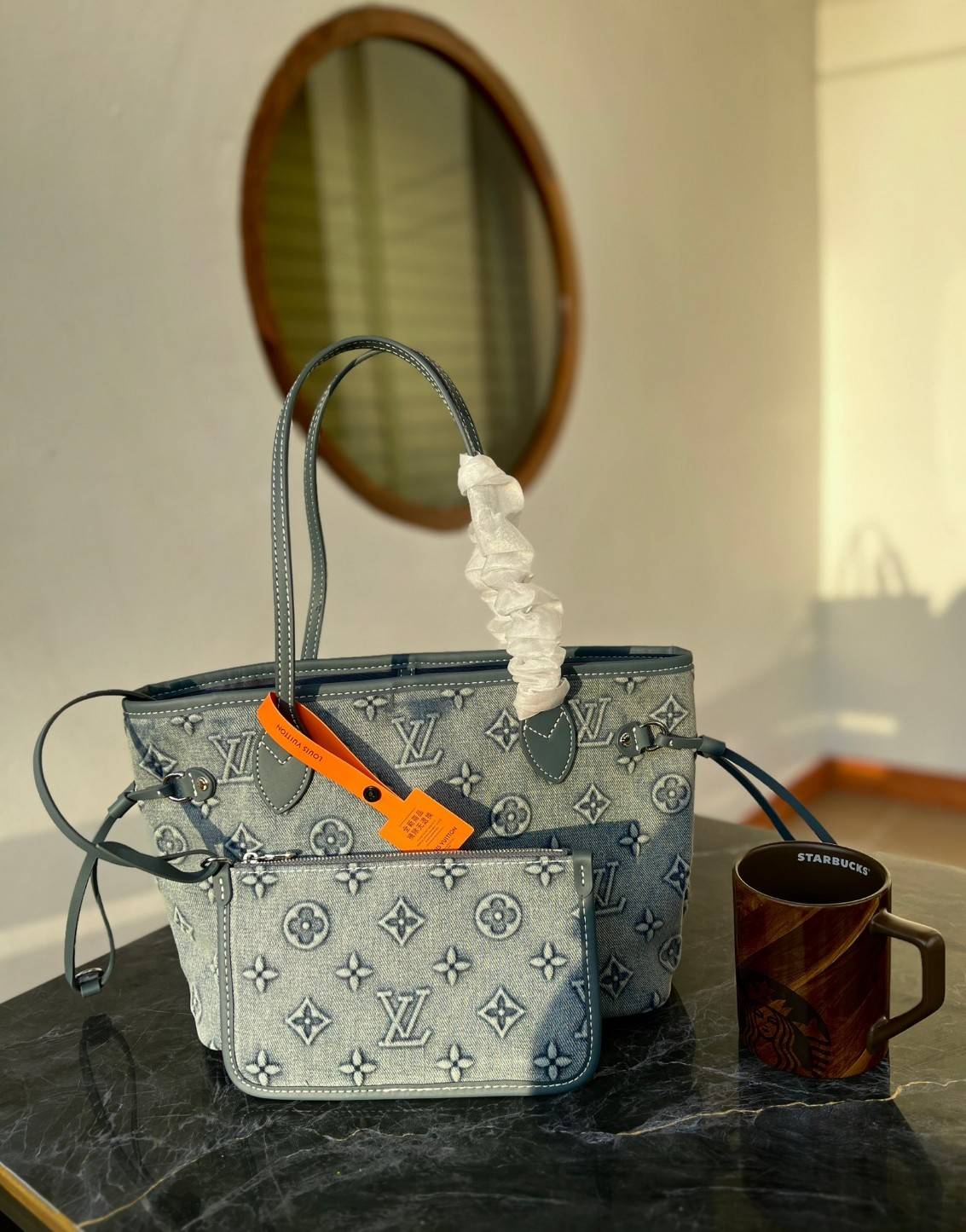 LV Neverfull Denim Tote Bag กระเป๋าสะพายทรงโท้ทเดนิมลายโมโนแกรมปั้มนูนคมชัดสวยหรูลัคชู สุดคลาสสิค ดีไซด์ใหม่ กับกระเป๋าทรงที่สามารถใช้ได้กับทุกๆวัน วัสดุเดนิมหนานิ่มอย่างดี ทอลายแบรนด์แบบ3Dนูนคมชัดสวยมากๆค่ะ