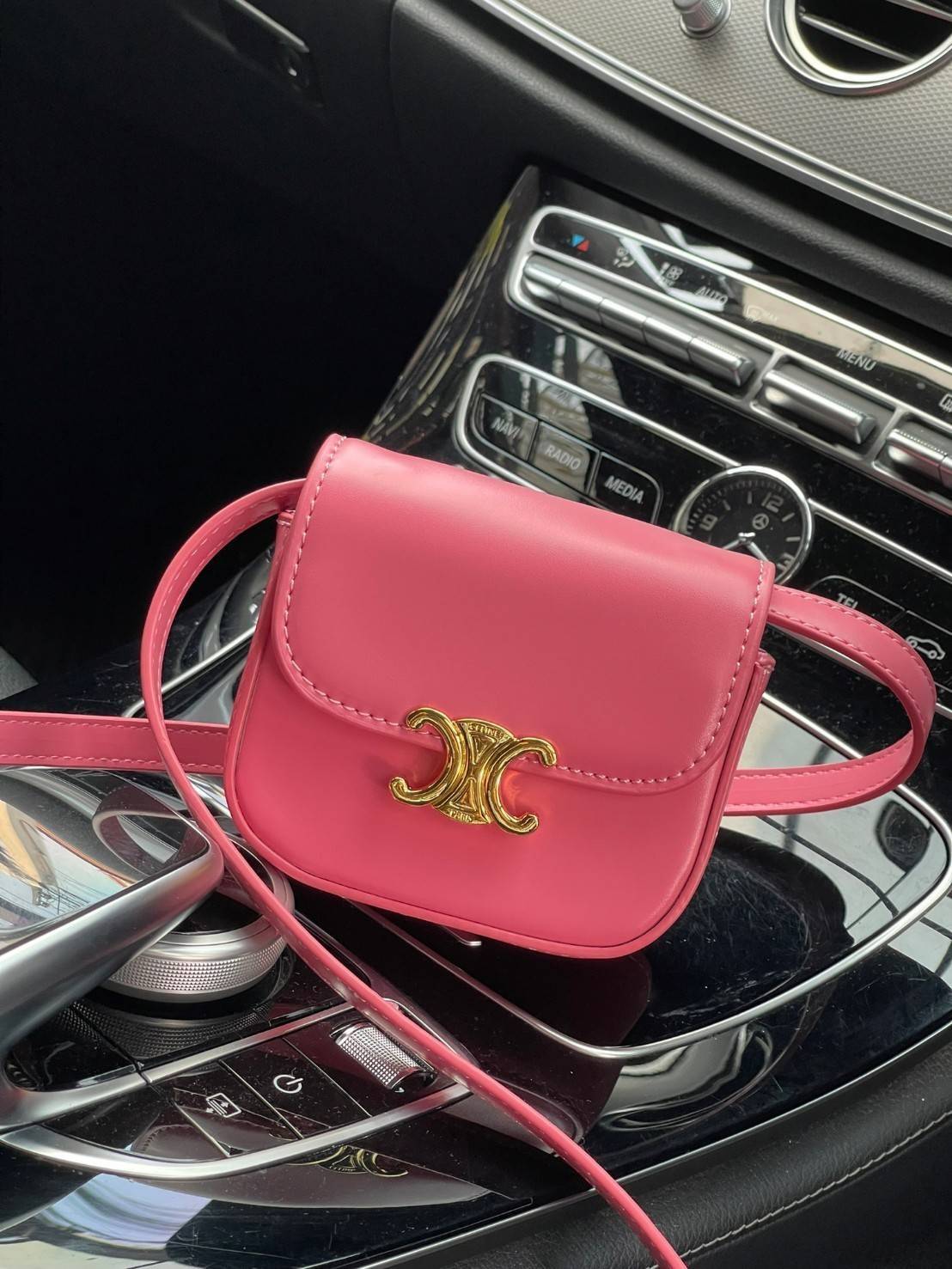 CELINE MINI TRIOMPHE IN TRIOMPHE CANVAS กระเป๋ามินิทรงชิค ดีไซน์รูปกล่องสุดแสนมินิมอล สามารถสะพายแบบ Crossbody และยังเป็น Belt Bagได้อีกด้วย วัสดุแคนวาสลาย Triomphe แบบไม่มีตกยุค ด้านหน้าโดดเด่นด้วยโลโก้สีทอง เป็นอีกหนึ่งตัวเลือกให้คุณเลือกสะพายในชีวิตประ