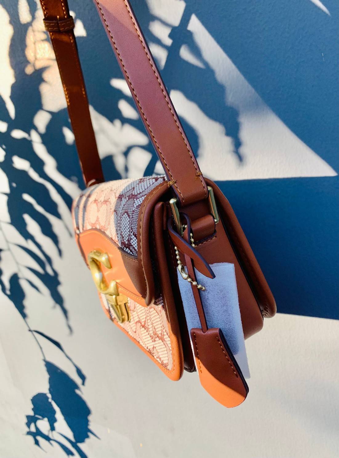 COACH STUDIO SHOULDER BAG 19 IN SIGNATURE JACQUARD ((C7937)) พร้อมส่งที่ไทย ยังไงต้องมีแล้วล่ะสาวๆๆ กระเป๋าสะพายแบบครอสบอดี้ร์ วัสดุJacquard ทอลายแบรนด์+หนังแท้ ได้ลงตัว ลุคคลาสสิค ดูดีมากๆค่ะ ด้านหน้าประดับด้วยโลหะโลโก้แบรนด์ตัวใหญ่ หรู พร้อมที่เปิดปิดแบ