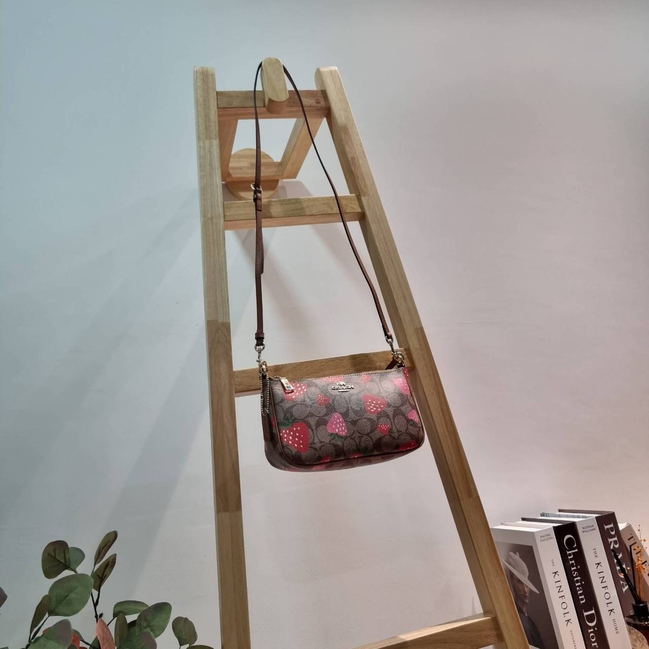 COACH F58321 TOP HANDLE POUCH คอลเลคชั่นสุดฮิต กับดีไซน์ใหม่ น่ารักน่าใช้ทุกแบบ กระเป๋าพอชทรงใช้งานง่าย สะดวก กะทัดรัด วัสดุหนังแคนวาสเคลือบคุณภาพ มาพร้อมสายคล้องในตัว และสายสะพาย crossbody ปรับเปลี่ยนได้ตามสไตล์ อีกหนึ่งไอเท็มที่สาวๆต้องมี ในราคาสุดคุ้ม 