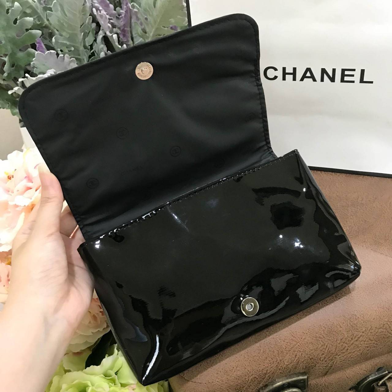 New Chanel Waist Bag Gift With Purchase (GWP) กระเป๋าสะพายคาดเอวหรือคาดอกพรีเมี่ยมกิ้ฟของแท้จาก Chanel Perfume Counter รุ่น Limited Edition วัสดุหนังเเก้วเรียบสวยอยู่ทรงลายมีโลโก้ด้านหน้า เปิดปิดด้วยฝาปิดกระดุมแม่เหล็ก ภายในโล่ง ซับในลายเเบรนด์ ใส่มือถือไ