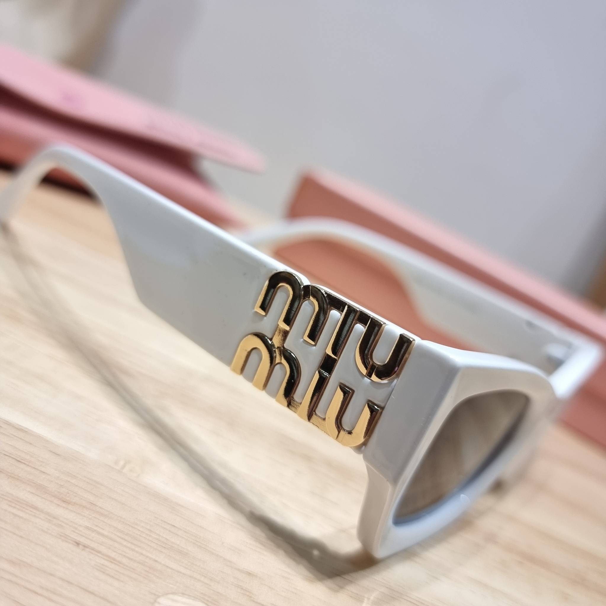 MIU MIU Sunglasses UV protection มาพร้อมอุปกรณ์ครบเซ็ท สวยปัง สวยตะโกน มีพกติดตัวไว้ไม่ตกเทรนด์ ใส่เสริมโหงวเฮ้ง ดูผู้ดี ใช้ได้ทุกโอกาส ทุกสถานการณ์ ใส่ที่บ้านถนอมสายตา ใส่ออกข้างนอกกันแดด กันลม กันฝุ่นก็มั่น ก็เลิศทั้งหมด