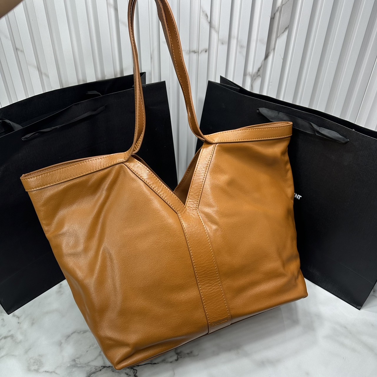 YSL Y TOTE IN LEATHER BAG กระเป๋าสะพายทรงโท้ทใบใหญ่ รุ่นใหม่ล่าสุด งานหนังแท้สวยเต็มใบ ดีไซส์เรียบหรูดูแพงอย่างแท้จริง ภายในโล่งกว้างมาก จุของได้เยอะสุด เอาใจสายแบกแต่ยังคงความหรูไว้ในตัวอย่างแน่นอน