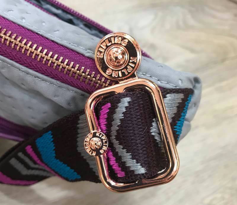 KIPLING ART O SHOULDER BAG กระเป๋าสะพายวัสดุ Nylon+Polyester 100% เปิดปิดด้วยซิปสะดวกใช้หัวซิปเเบรนด์ ภายในมีช่องซิป ช่องใส่มือถือ และสายคล้องพวงกุญแจ ด้านหน้ามี 2 ช่องซิป ด้านหลังมี 1 ช่องซิป สายสะพายยาวเลื่อนปรับได้จะสะพายข้างหรือ Crossbody ฿ก็ดูดี มาพร