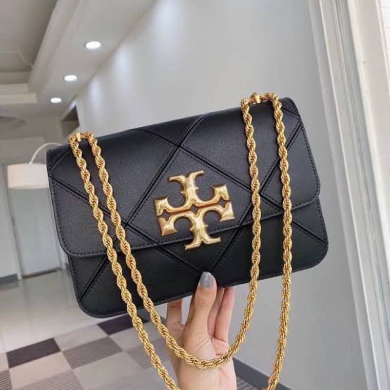 สวยจริงคุณภาพสูง ไม่จกตาค่ะ!! TORY BURCH ELEANOR QUILTED CONVERTIBLE SHOULDER BAG ((73590)) พร้อมส่งที่ไทย ใครรออยู่ห้ามพลาด จำนวนจำกัดค่ะ!! อีกรุ่นที่น่าครอบครองมากๆค่ะ😘 กระเป๋าสะพายข้างและทบสายเป็นคล้องไหล่ได้ หนังแท้ชั้นดีที่สุด ทำลายเหลี่ยมตัด