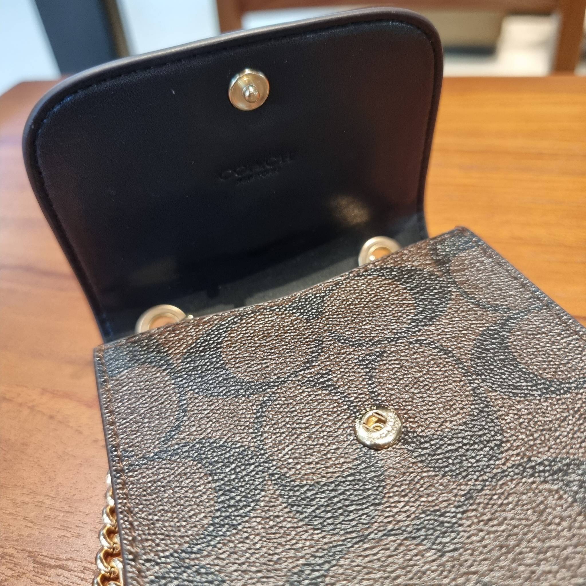 COACH F73486 NORTH/SOUTH PHONE CROSSBODY IN SIGNATURE CANVAS WITH FRUIT 🍒🍓🍋 แจกความสดใสกันอีกครั้ง!! กับกระเป๋าสะพายเอนกประสงค์ Case phone ใส่โทรศัพท์มือถือได้ทุกรุ่น ดีไซน์ลายผลไม้ฉ่ำๆ สวยมีเสน่ห์ 💖 วัสดุหนังแคนวาสคุณภาพ ฝ