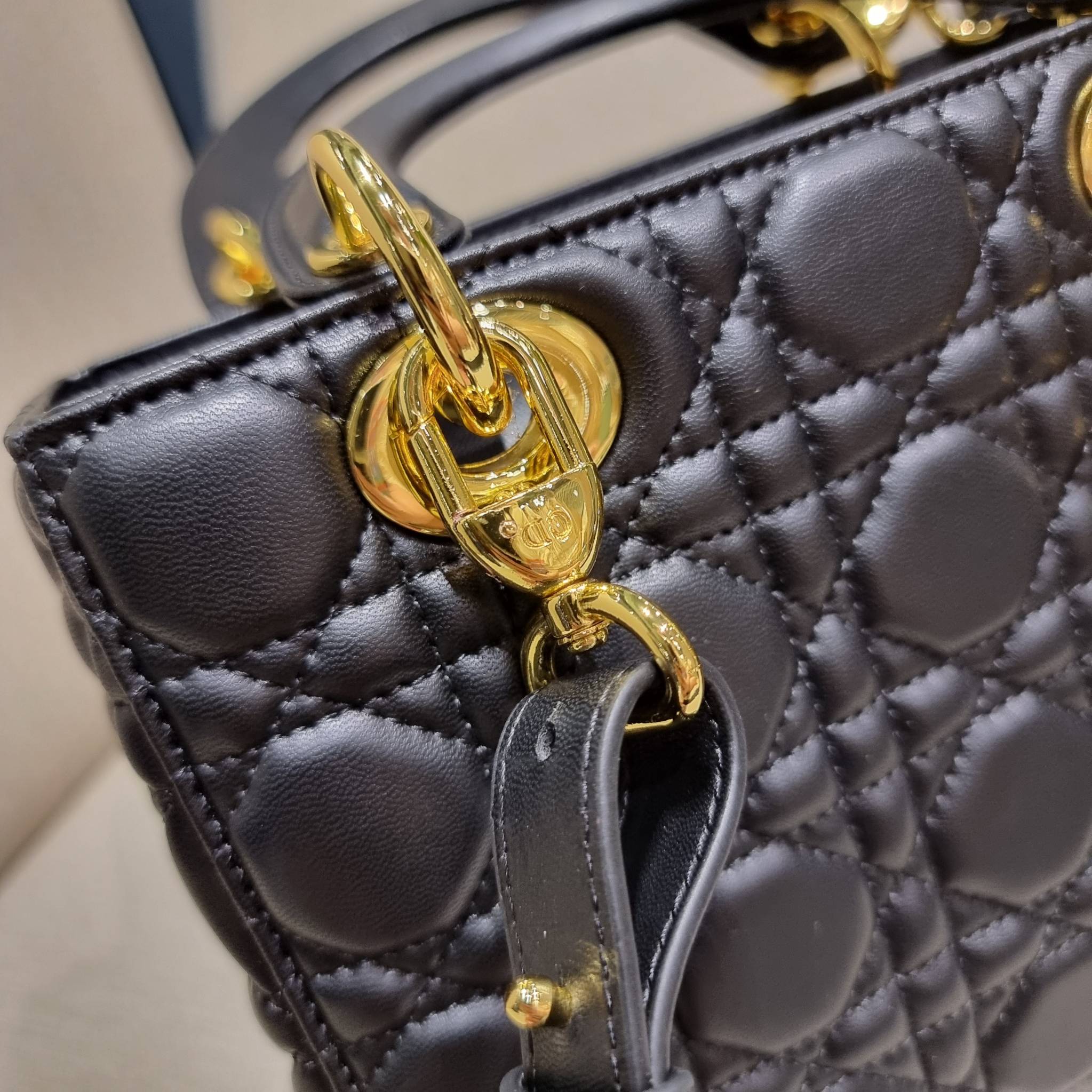 DIOR CD LADY BAG กระเป๋าสะพายข้างพรีเมี่ยมกิ๊ฟสุดฮอต ดีไซน์เรียบง่าย แต่แฝงไปด้วยความหรูหรา ทรงกล่องคลาสสิค โดดเด่นด้วยพวงกุญแจอะไหล่สีทอง วัสดุหนังแท้ มีหูจับในตัวและสายครอสบอดี้สุดเลิศ ที่มาพร้อมอะไหล่ฟอนท์สีทองเรียงร้อยในสายหนัง แต่งเติมดีเทลอัพราคาไปอ