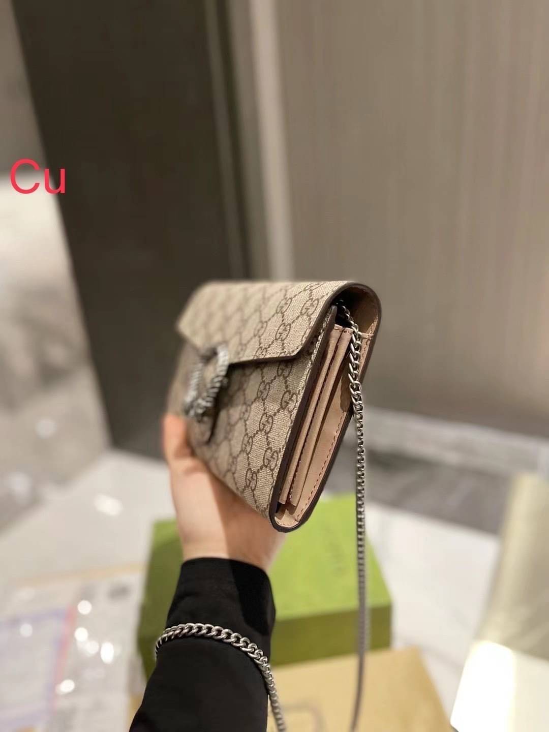 GUCCI Dionysus GG Supreme chain wallet กระเป๋าสะพายคลาสสิควินเทจ ดึงดูดและสะกดสายตาด้วยอะไหล่ดีเทลหรูรูปหัวสิงโต สะพายหรือถือเป็นคลัชท์ได้