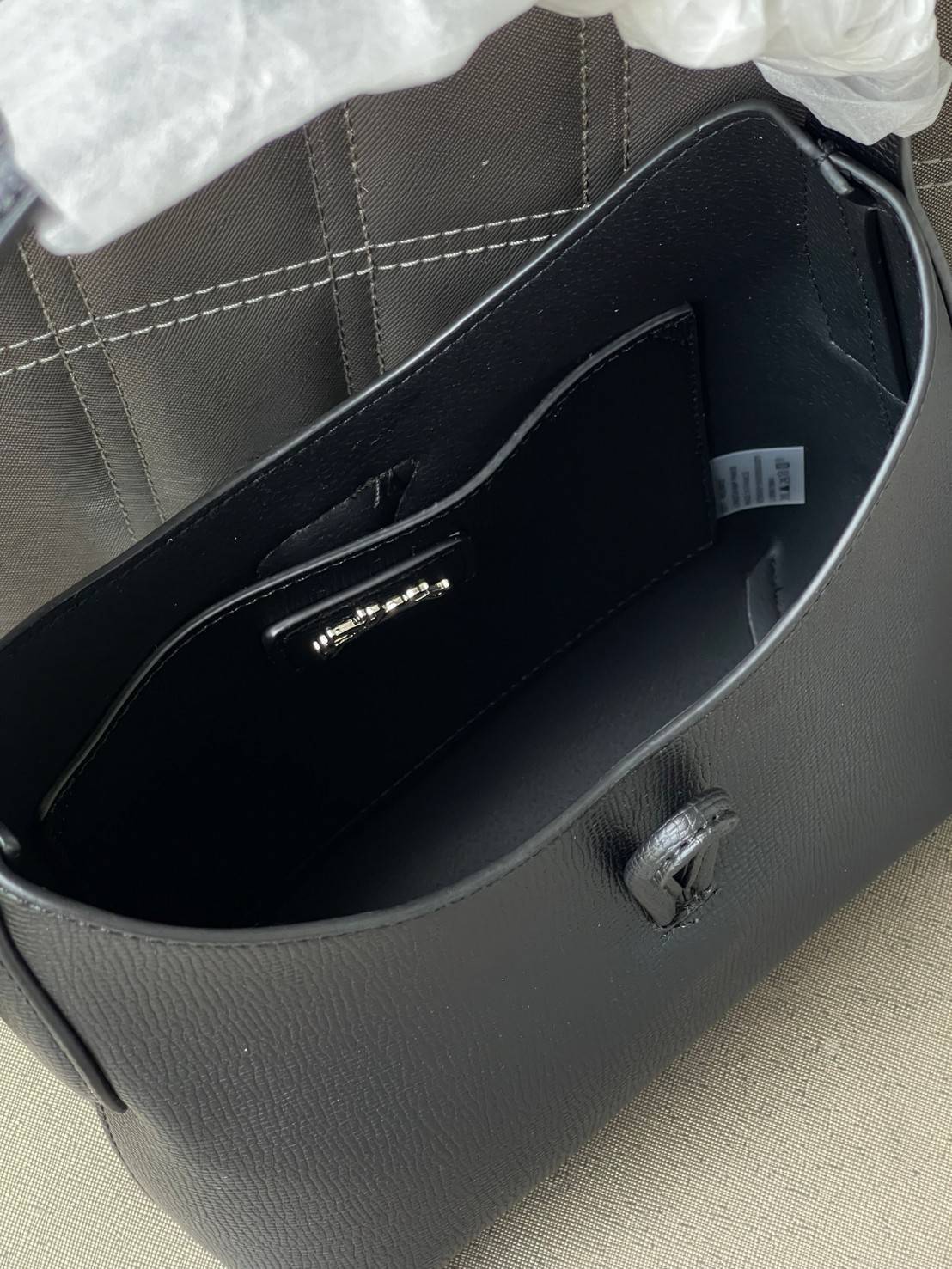 Longchamp ROSEAU Sac porté épaule XS กระเป๋าสะพายไหล่ซึ่งเป็นหนึ่งในแฟชั่นไอเทมที่สาว ๆ ส่วนใหญ่จะต้องมีไว้ใช้งานกันอย่างน้อยคนละหนึ่งใบแน่นอน ใช้งานสะดวก คล่องตัว ทั้งยังมีดีไซน์ให้เลือกหลากหลายตั้งแต่แบบหรูหรา น่ารักสดใส ไปจนถึงเรียบโก้ ให้คุณเลือกหยิบม