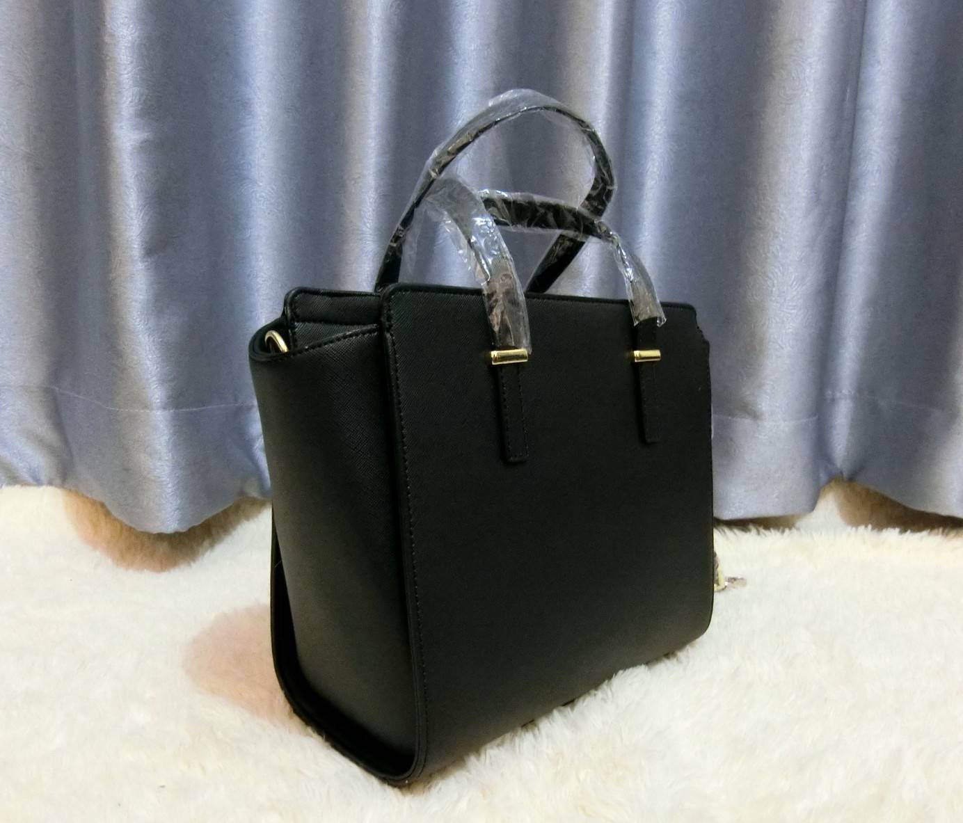 Don't Miss! KATE SPADE NEW YORK CEDAR STREET HAYDEN BAG กระเป๋าถือหรือสะพายหนัง Saffiano สวยหรูอยู่ทรงสไตล์ PRADA ด้านหน้าประดับโลโก้สีทองสวยไฮโซ ภายในมีช่องซิปและช่องเล็ก ซับในอย่างดีสกรีนลาย Kate Spade กว้างและจุ ใส่ ipad mini กระเป๋าสตางค์ ของใช้ไ