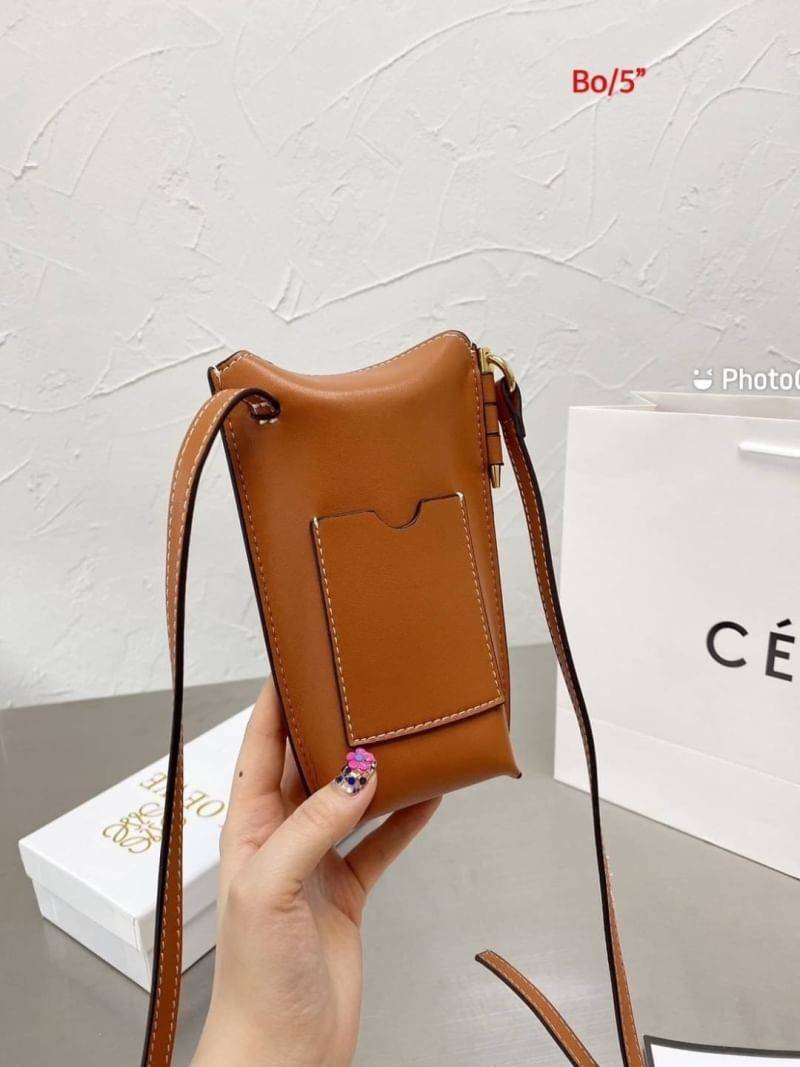 Loewe Pocket Shoulder Bag / LOEWE MINI CROSSBODY BAG / Loewe Phone Bag รุ่นยอดฮิต ไซส์มินิ ที่ใครๆก็ต้องรู้จัก!! กับกระเป๋าสะพายเอนกประสงค์ สำหรับถนอมโทรศัพท์มือ หรือจะประยุกต์ใช้ใส่เงิน พกแทนกระเป๋าสตางค์ก็สะดวก