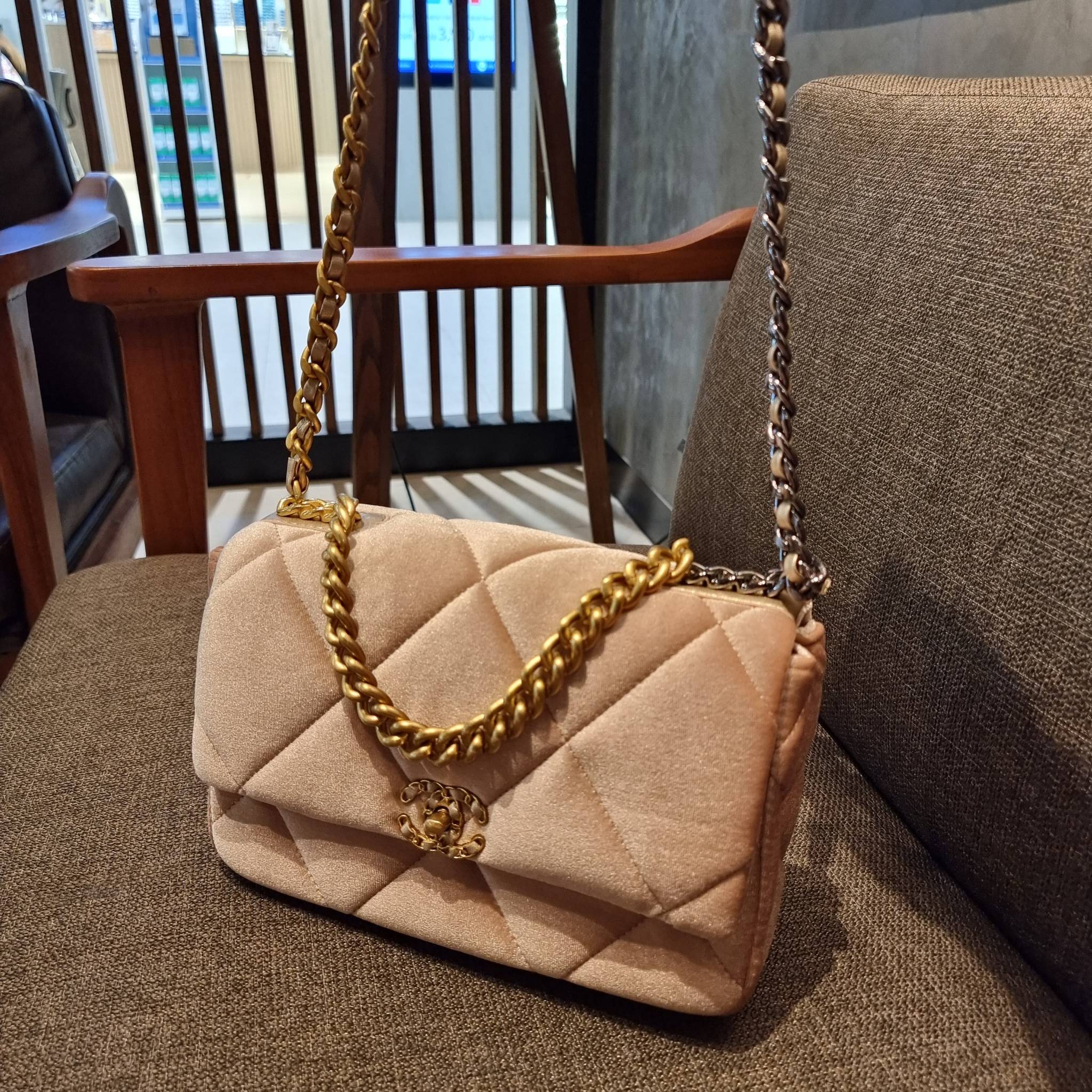 ไม่มองไม่เหลียวไม่ได้แล้ว!! ความหรูที่โดดเด่นจากผ้ากำมะหยี่ สร้างดีเทลผู้ดี ลูกคุณมากๆ Chanel vip boutique กระเป๋าสะพายจาก duty free ในราคาสุดประหยัด!! ดีไซน์เลิศ ตกแต่งด้วยโซ่ทูโทน ลงตัวแบบไม่มีที่ติ เปิด-ปิดด้วยตัวบิดล็อค ภายในโล่งกว้าง ใส่กระเป๋าสตางค์