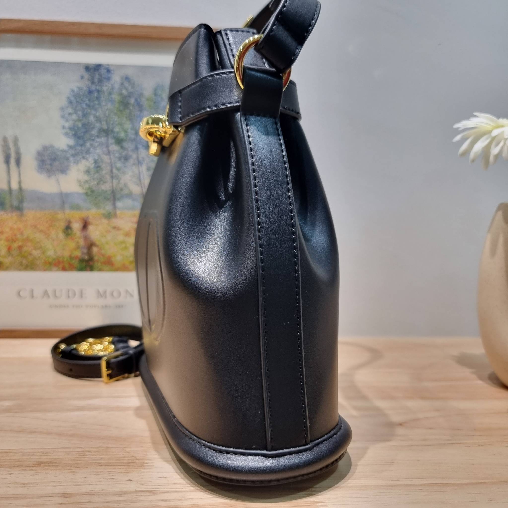 CD MEDIUM C'EST BAG 25cm / Dior bucket bag พร้อมส่ง กระเป๋าสะพายสุดคลาสสิค ดีไซน์หรู มีดีเทลสวยไม่ซ้ำใคร อะไหล่ออกแบบมาเป็นตัวซีดี