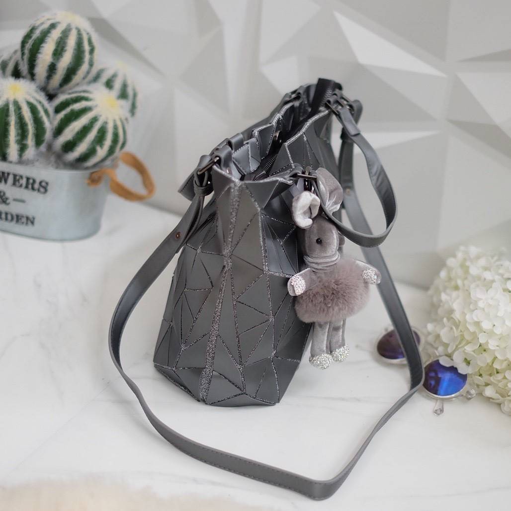 สดใสรับต้นปีกันด้วย กระเป๋าทรงสุดฮิตจากแบรนด์ David Jones อัดลาย Diamond หายาก ใบนี้ มาพร้อมกับน้องกระต่าย Bunny DV diamonds to สีเข้า set กับกระเป๋าคะ กระเป๋า 2in1 ปรับได้ 2 ทรง ตัวกระเป๋าเย็บติด ด้วยแผ่นอคิลิค สุดหรู ดีไซน์เกร๋ **จุดเด่นที่ น้ำหนักเบา ส