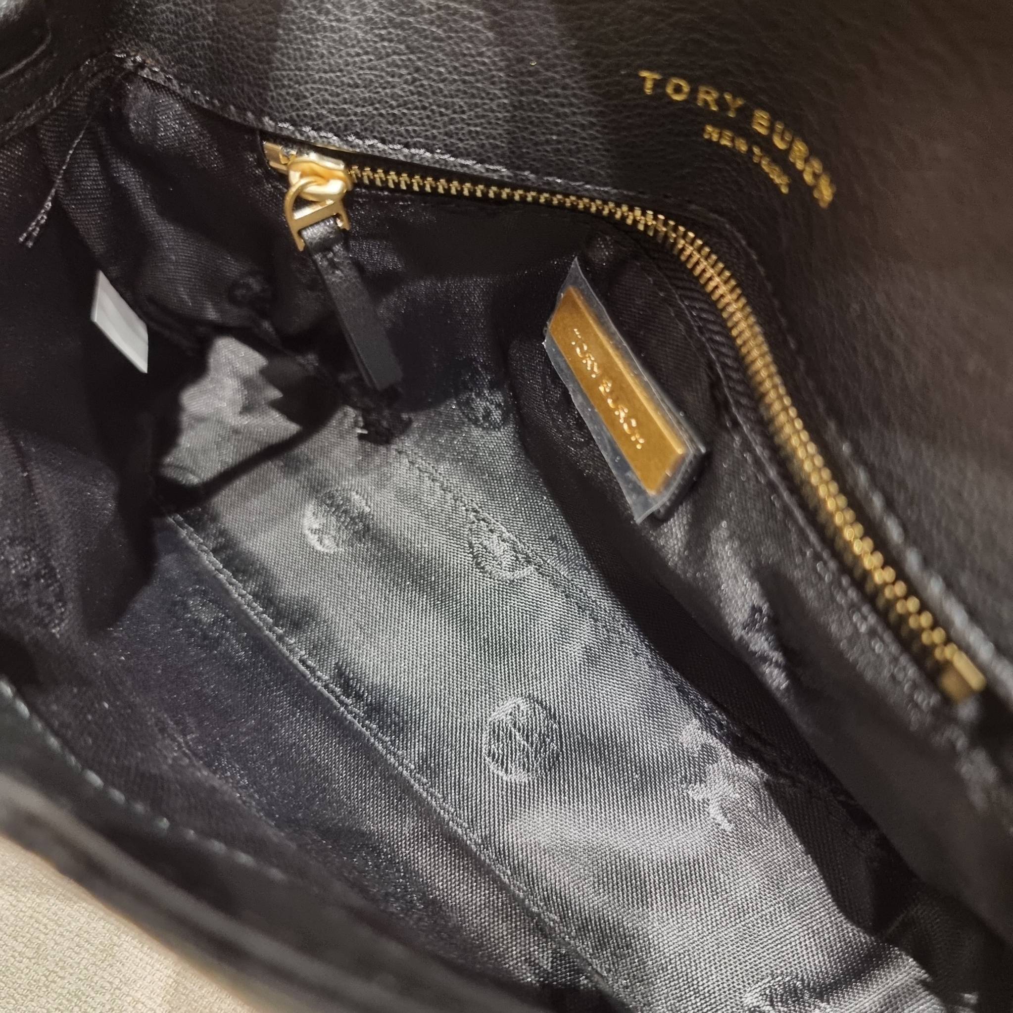 TORY BURCH WILLA MINI SHOULDER BAG ใหม่ล่าสุด พร้อมเสิร์ฟไม่ต้องรอพรีฯ กระเป๋าสะพายดีไซน์เลิศ ทรงสวย กะทัดรัด สะพายคล่องตัว ดีไซน์บุนวม เส้นคมสวยหรู