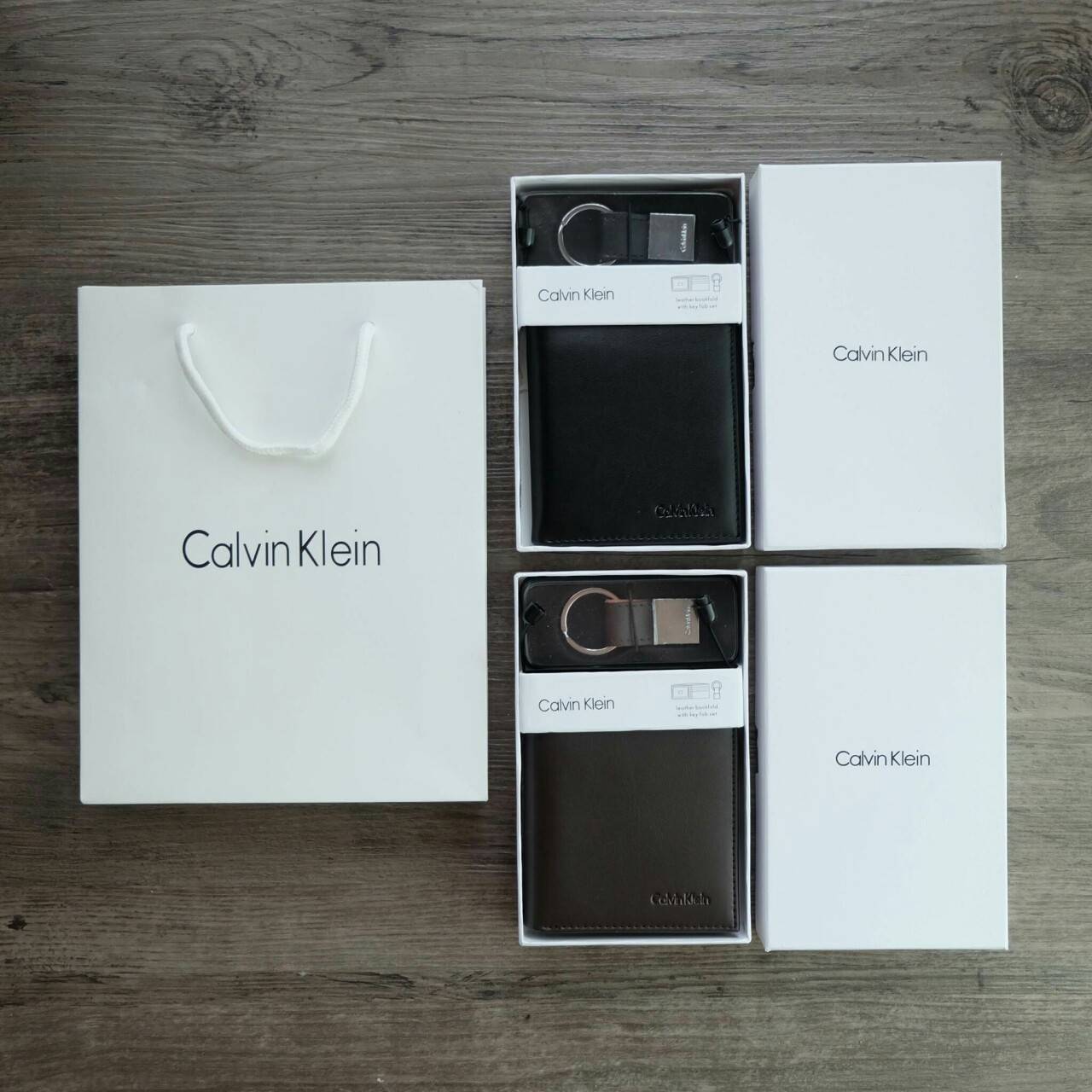 Calvin Klein Leather Bookfold with Key Fob Set (Vertical) กระเป๋าสตางค์ใบสั้น Set แนวตั้ง สุดคุ้ม มอบให้เป็นของขวัญหรือใช้เองก็แนะนำค่ะ