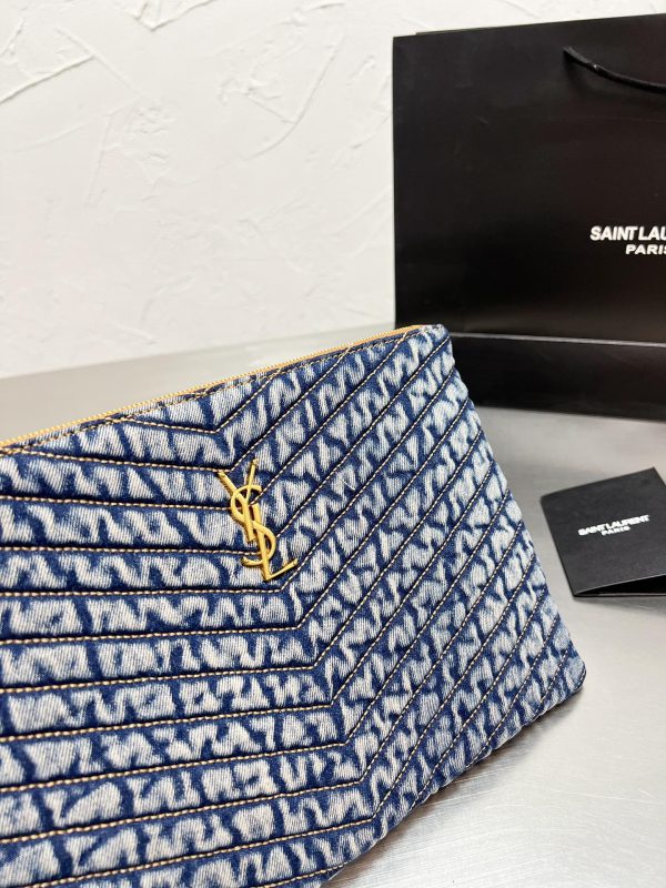 Saint Laurent Monogram quilted denim tablet pouch / YSL denim tablet pouch กระเป๋าทรงพอชดีไซน์ใหม่ ใช้งานง่าย สะดวก กะทัดรัด พกแท็บเล็ตติดตัวไปด้วยในกระเป๋าโมโนแกรมนี้ โดดเด่นด้วยเอฟเฟกต์แบบวินเทจและการเย็บตะเข็บแบบควิลท์ เป็นรุ่น unisex ใช้ไดทั้งหญิงชาย 