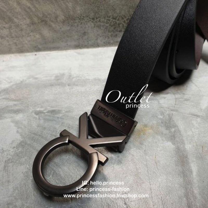 เข็มขัด calvinklein หัวเข็มขัดเป็นลายตัวอักษร CK ปั๊มชื่อแบรนด์ สายเข็มขัดสามารถใช้ได้ทั้ง 2 ด้าน เปลี่ยนหัวได้ง่ายๆ รุ่นนี้เป็นหนังแท้ สวยๆ คุ้มๆ รีบรับไปเลยจร้า