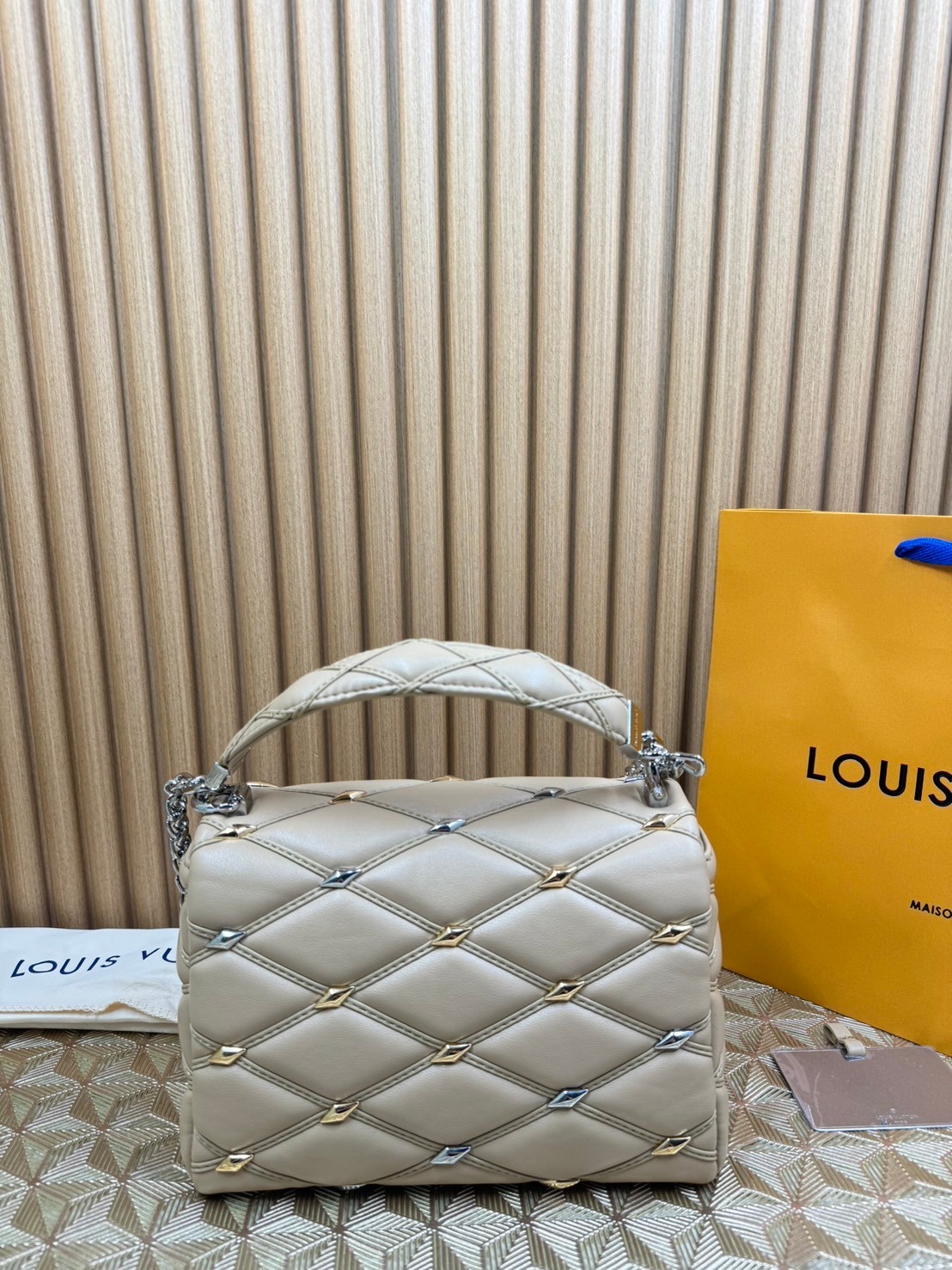 พร้อมส่ง 3 สี LV Twist Bag 24cm / LV GO-14 กระเป๋าหนังบุนวมอันเป็นเอกลักษณ์ของเมซง เกรดออริจินอล 1:1 สลับแท้ ภาพถ่ายจากงานขายจริง