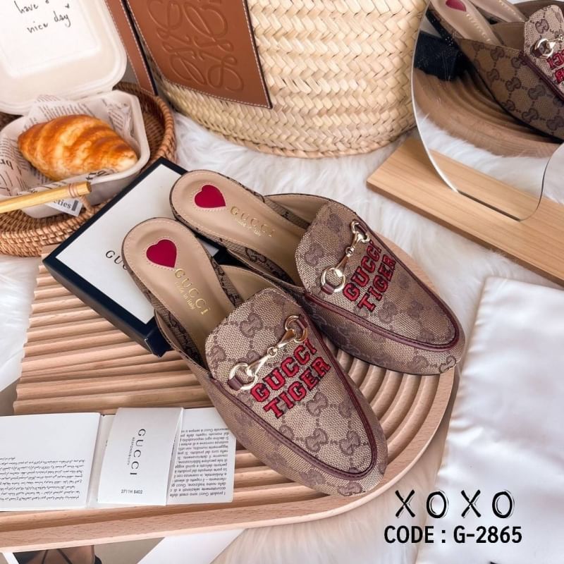 GUCCI รองเท้างานสวม ทรงเปิดส้น ปัก GG tiger (ตามภาพสินค้าจริง) พร้อมว่างอะไหล่ตะขอเกี่ยว สวย หรู (ตัวใหม่ ล่าสุดปีนี้เลยค่ะ) วัสดุผ้าลายแบรนด์ ด้านหน้าโค้งกว้าง ใส่สบาย น้ำหนักเบา แมทส์ชุดง่าย