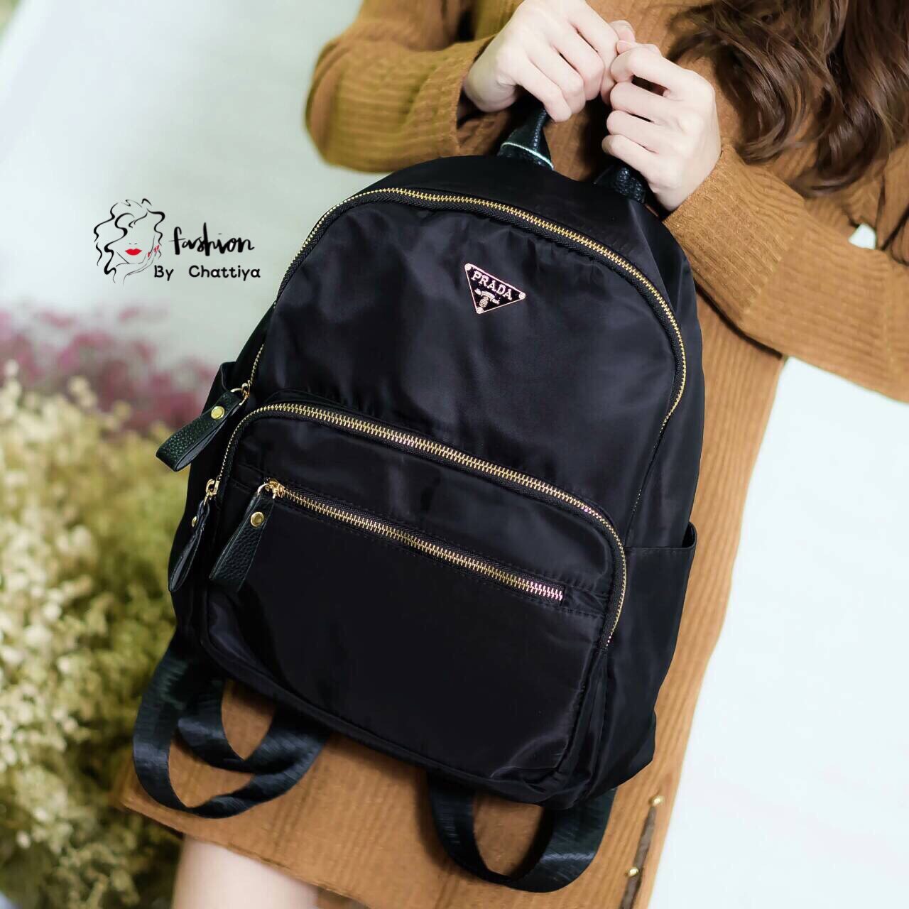 Prada nylon backpack fashion bag by Chattiya Brand:Prada Detail:รอบนี้จัดหนักสำหรับเป้รับซัมเมอร์ จัดมาให้เลือกหลายแบบ ใบนี้ก็เช่นกันเพิ่มความจุและเพิ่มช่องให้สำหรับคนมีของ ต้องจัดเต็ม ตัวกป.เป็น nylon เนื้อดี กันน้ำได้ซิปกว้างทั้ง 3 ช่องแบ่งให้ไม่ต้องถาม