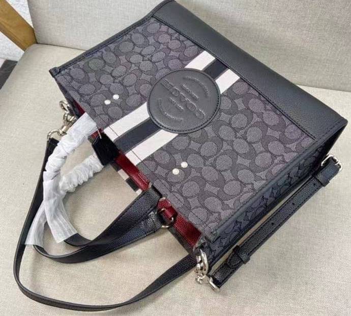 พร้อมส่ง 4ลาย 🌈ไม่มีในช๊อปไทยจร้าา😘 COACH DEMPSEY CARRYALL IN SIGNATURE JACQUARD WITH STRIPE AND COACH PATCH (C2826,C1527,C4113) พร้อมส่งความสวย! คุณภาพจัดเต็มค่ะ กระเป๋าทรงTote วัสดุ Jackquard+หนังแท้ ได้ลงตัวสวยงาม ด้านหน้ามีโลโก้แบรนด์ว