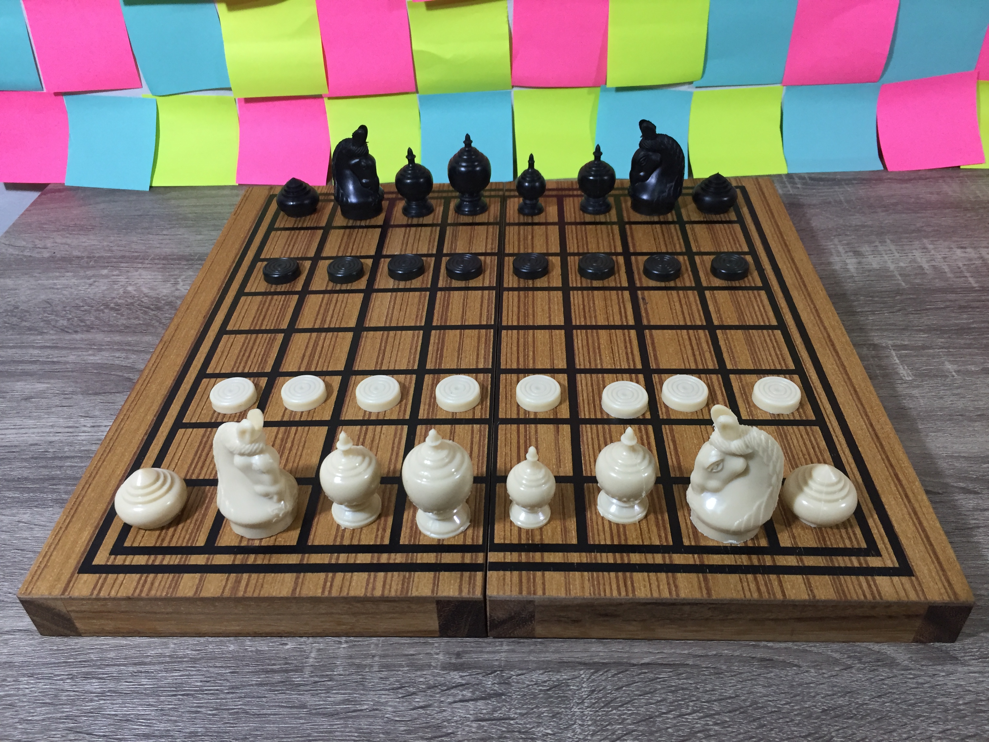 ชุดหมากรุกไทยพลาสติกสีดำและสีขาวพร้อมกระดานไม้