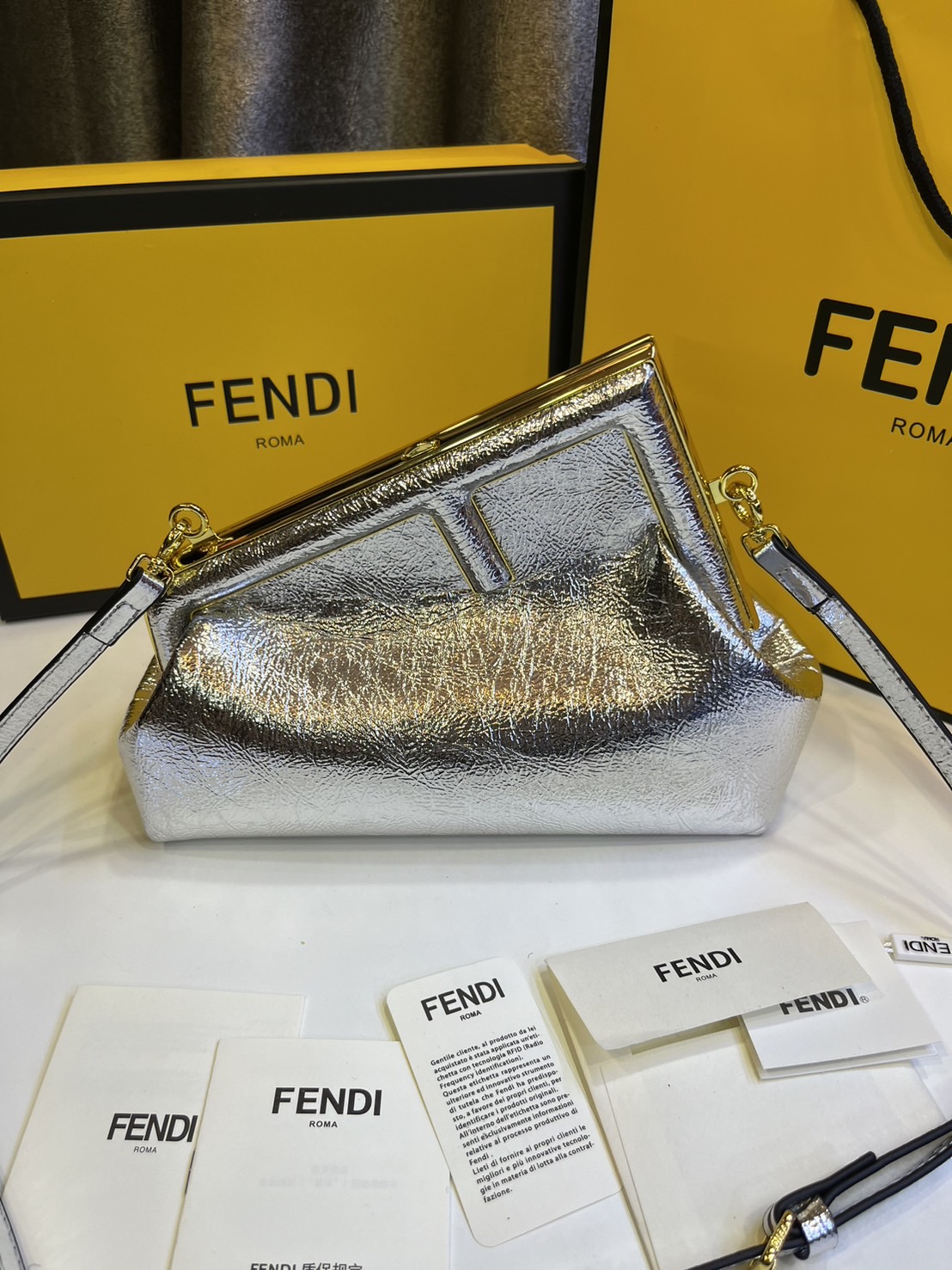 พร้อมส่ง 6 สี FENDI First Midi bag กระเป๋าทรงคลัชมาพร้อมสายสะพาย รูปลักษณ์สวยงามทันสมัย 🧡 เกรดออริจินอล 1:1 สลับแท้ ใช้งานต่างประเทศได้