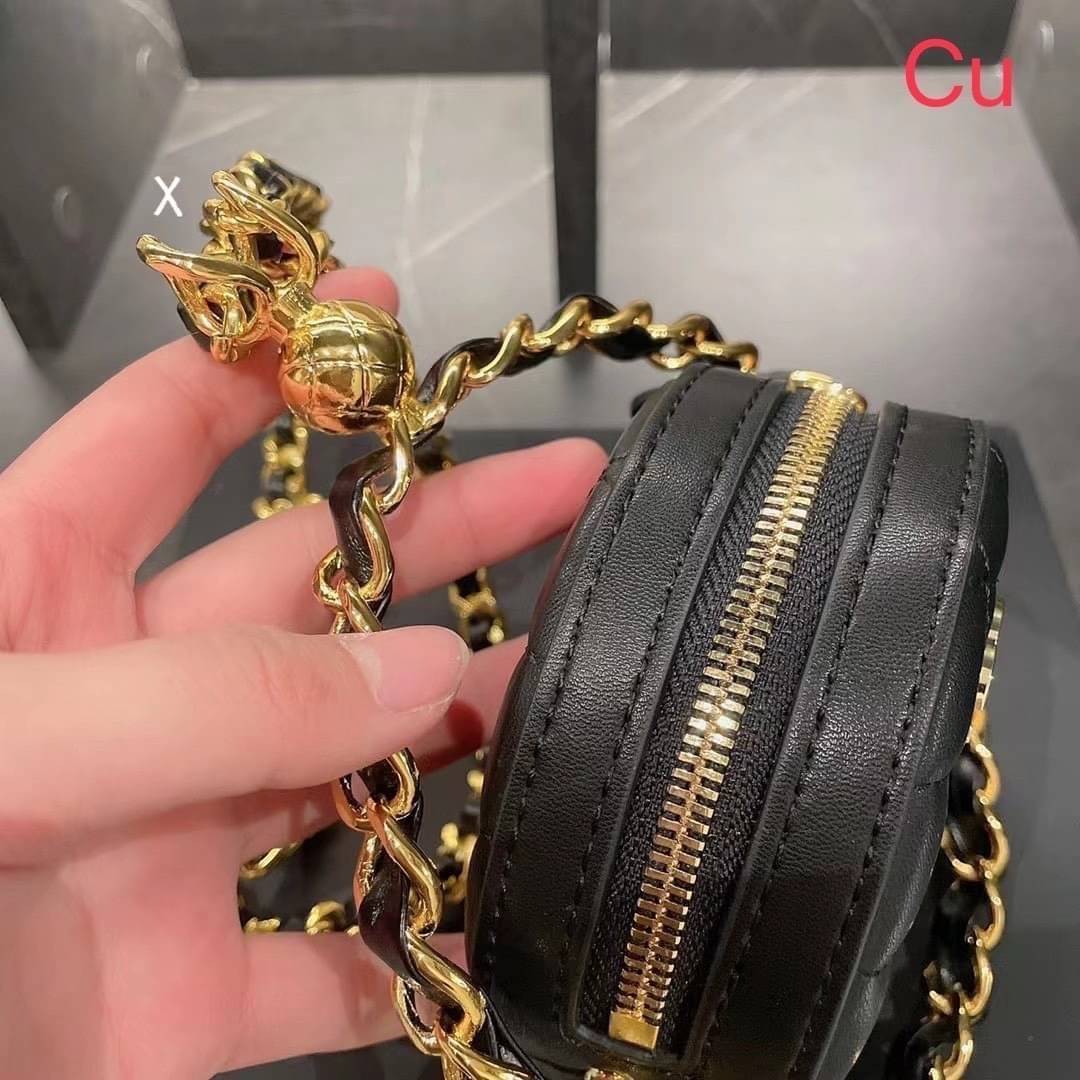 Chanel Round Clutch On Chain / CHANEL Mini Round Bag กระเป๋ามินิใบเล็กน่ารัก โดดเด่นด้วยรูปทรงกลมสุดชิค ตอบโจทย์และครองใจสาวๆ ได้อย่างแท้จริง
