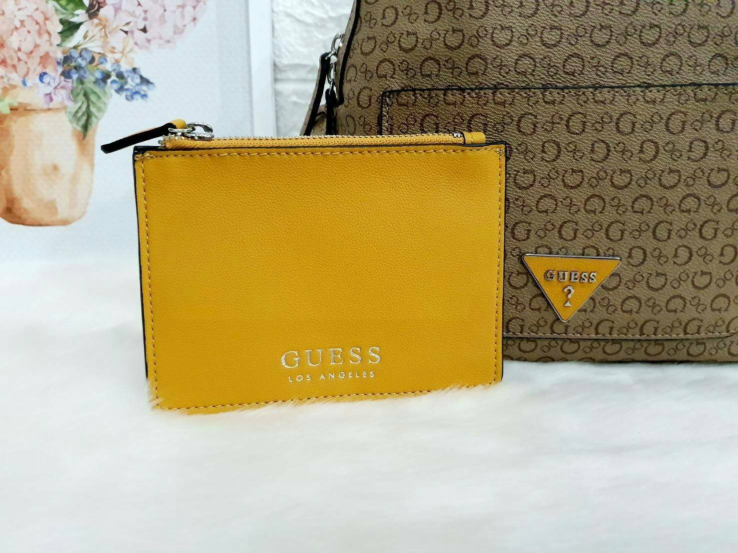 GUESS WOMAN'S BACKPACK กระเป๋าสะพายเป้หนังสวยขนาดกำลังดี สกีนโลโก้รอบใบ น้ำหนักเบา ด้านหน้าประดับโลโก้แบรนด์สามเหลี่ยมโดดเด่น มีลูกเล่นที่ช่องด้านหน้าสามารถถอดออกถือเป็นครัชได้นะคะ ตัวกระเป๋าเปิดปิดด้วยซิปเป็นหลัก ภายในกว้าง บุด้วยผ้าสกีนลายโลโก้แบรน