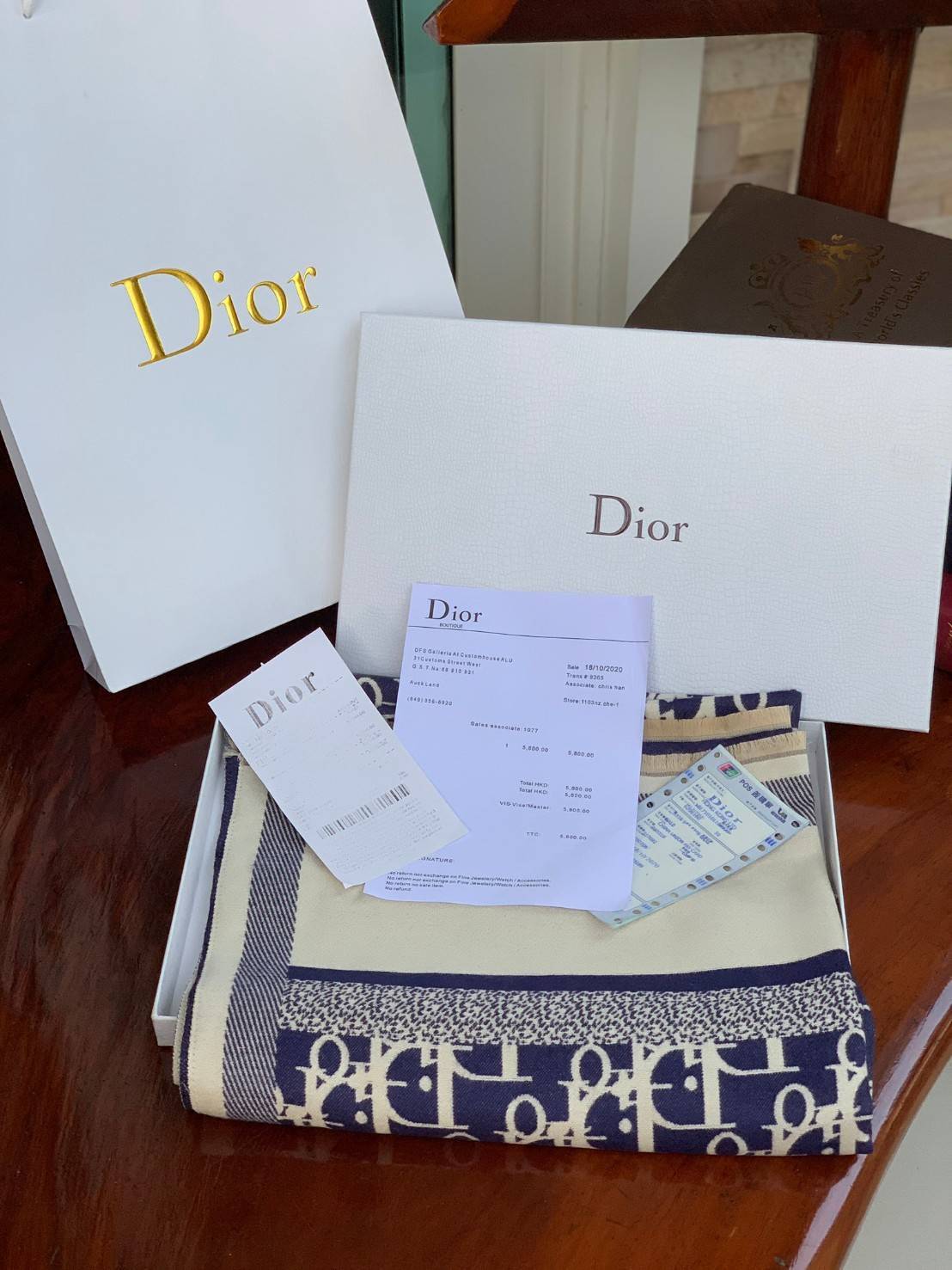 CHRISTIEN DIOR PARIS VINTAGE SILK SCARF สุดเอ็คเซ็คคลูทีฟกับแบรนด์ดังจากปารีส ด้วยงานพรีเมี่ยมกิ้ฟ ส่งมอบความรู้สึกดีๆให้กับคนที่คุณรัก ในรูปแบบผ้าพันคอและผ้าคุมไหล่ผืนใหญ่ให้ความอบอุ่น ถักทอด้วยผ้าcashmereลายวินเทจ มาพร้อมกล่องแบรนด์และถุงกระดาษกลายเป็นข