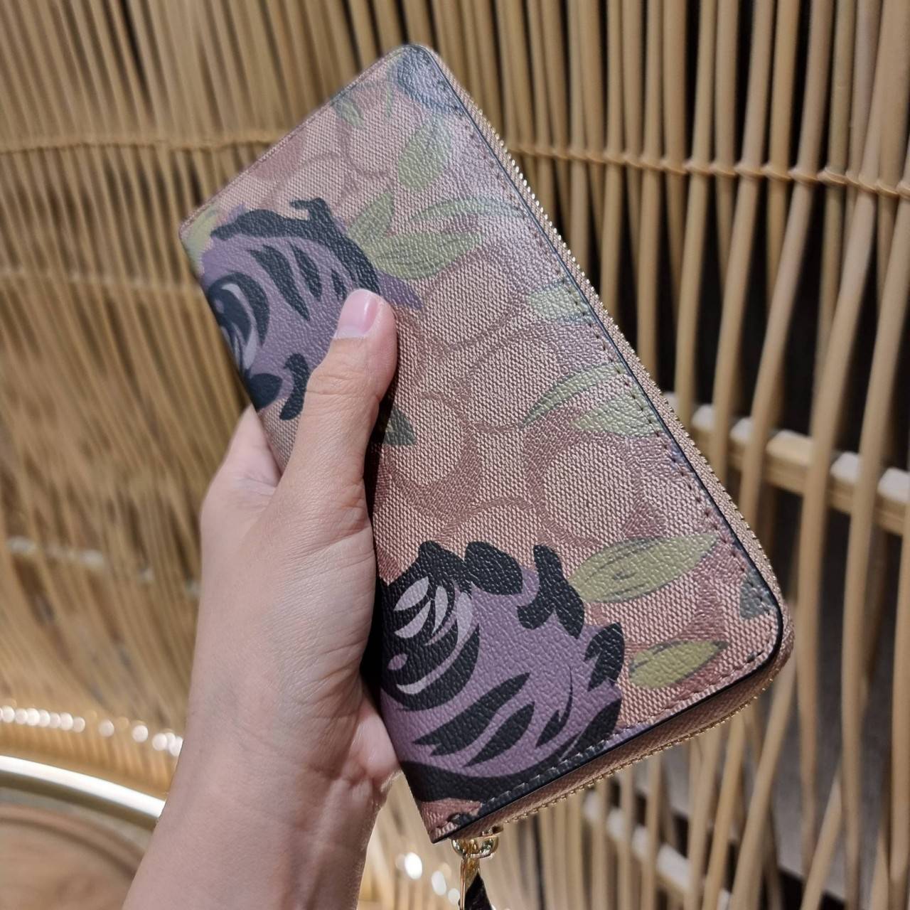 COACH ACCORDION ZIP WALLET IN SIGNATURE CANVAS WITH PRAIRIE ROSE / JUMBO FLORAL / CAMO ROSE FLORAL / MEDLEY BOUQUET PRINT ((F31572/F39189/F26290/F2859)) สวยคลาสสิคไม่มีใครเกิน!! กระเป๋าสตางค์ใบยาว ลวดลายสวย สีสันโดดเด่น วัสดุหนังแคนวาสเคลือบ เปิด-ปิดด้วยซ