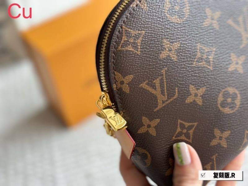 LV Cosmetic Pouch On Chain Monogram Bag กระเป๋าเครื่องสำอางค์พร้อมสายสะพายโซ่อะไหล่ทองเงางาม ใบเล็กกะทัดรัด ใช้ในวันสบายๆ หรือถือในงานทางการได้ สวยหรูดูแพงค่า
