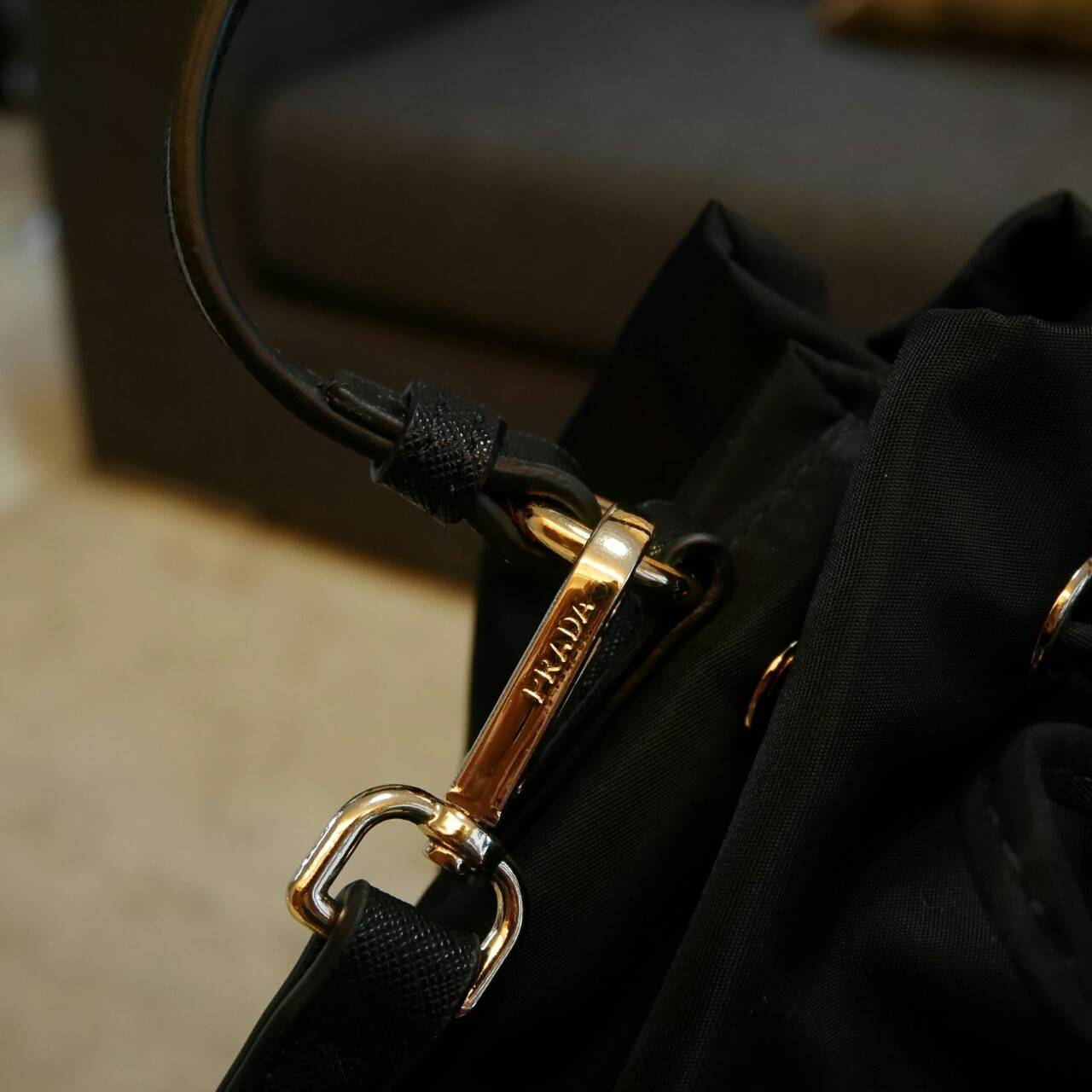 ใครๆก็หลงรัก **ทรงขนมจีบ 🐰 งานพรีเมี่ยมกิ้ฟ จากเคาเตอร์ต่างประเทศ จากแบรนด์ PRADA ค่า เป็นกระเป๋าผ้า nylon silk เนื้อหนาซับในอย่างดี จุดเด่นคือ กระเป๋าสามารถ จุของได้เยอะมาก ด้านในมีช่องซิปพร้อมช่องใส่ของอีกหนึ่งช่อง น้ำหนักเบา ถือแล้วสวยมากๆ จุขอ