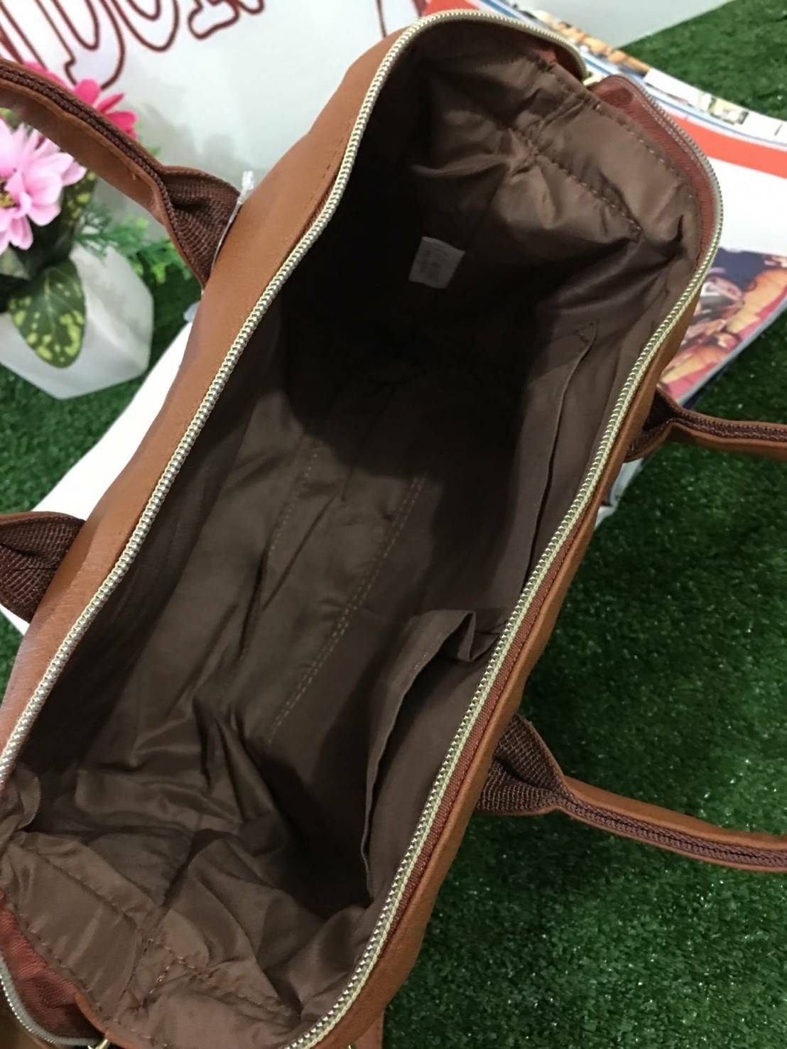 Anello polyester 2 way mini boston bag จากแบรนด์ดังในประเทศญี่ปุ่น กระเป๋าสไตล์คลาสสิค มีโครงปากกระเป๋ากว้างเป็นสัญลักษณ์ วัสดุหนังpu กันน้ำได้ ภายในมีช่องใหญ่และช่องเล็กด้านข้าง2ช่อง เปิดปิดด้วยซิปคู่ มีตัวล้อคที่หูจับ ด้านหน้ามีช่องซิปเล็กใช้งานได้จริง 