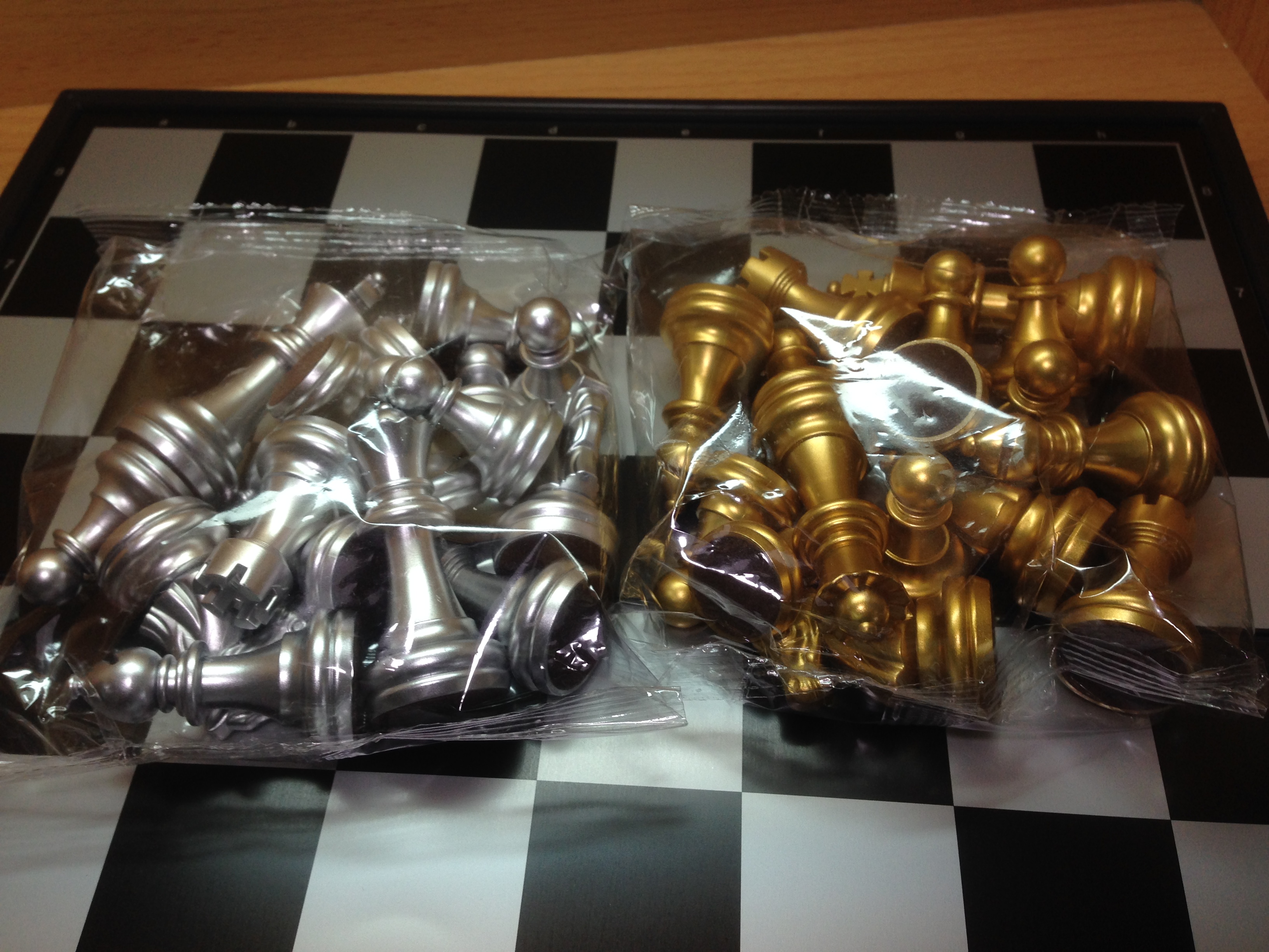 หมากรุกสากลแม่เหล็กตัวหมากสีทองและเงิน กระดานช่องสีดำและขาว แบรนด์UBกล่องใหม่