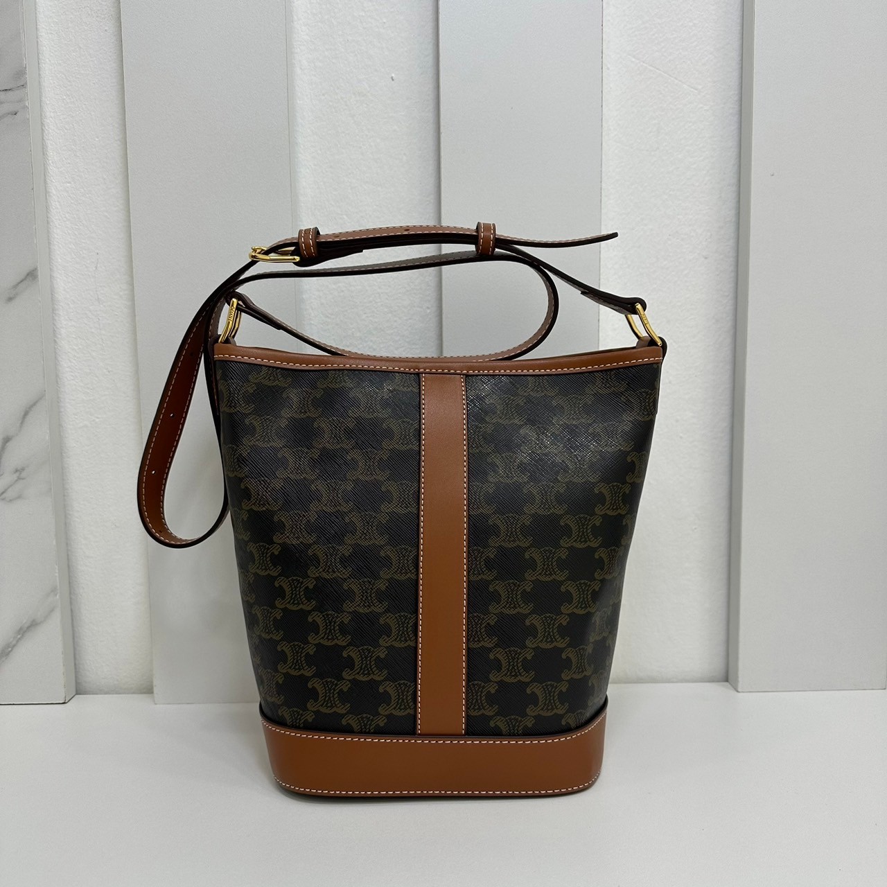 CELINE Small Bucket Bag in Triomphe Canvas 7" กระเป๋าสะพายทรงบัคเก็ต พิเศษพร้อมใบลูกสะดวกใช้งาน โท้ทรุ่นแรกของแบรนด์ที่ได้รับความนิยมมากที่สุด