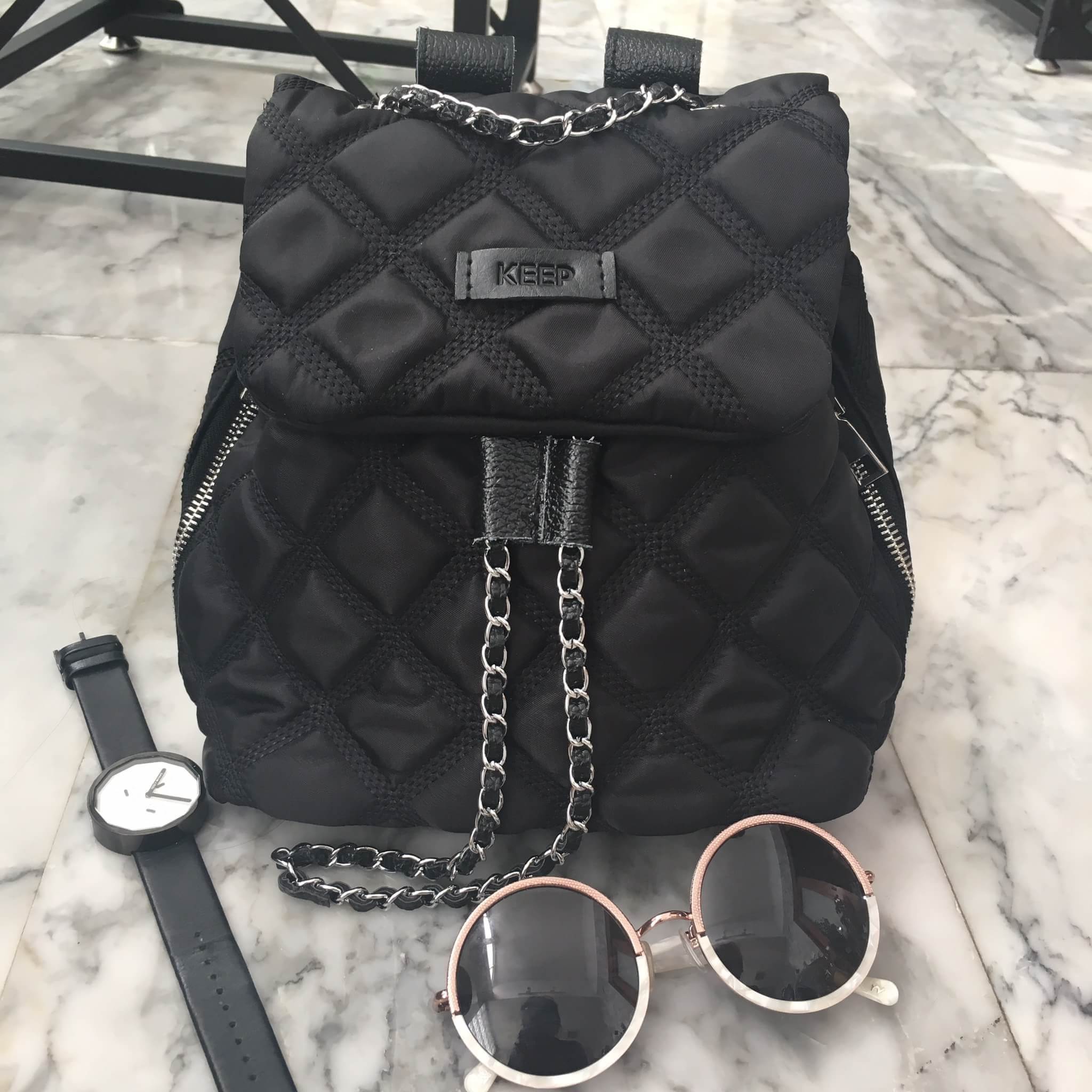 กระเป๋าเป้!!! ทรงน่ารักมากๆๆๆ จากแบรนด์ KEEP รุ่น Monster bite backpack #จุดเด่นที่ >ตัวกระเป๋าทำจากผ้าไนล่อนเนื้อดี ตีลายตาราง >น้ำหนักเบามาก เพียงแค่ 4 ขีดเท่านั้น >สามารถปรับสายโซ่ สะพายไหล่ได้คะ >ขนาดกระเป๋ากำลังดีคะ ใส่ กปต ยาว มือถือได้