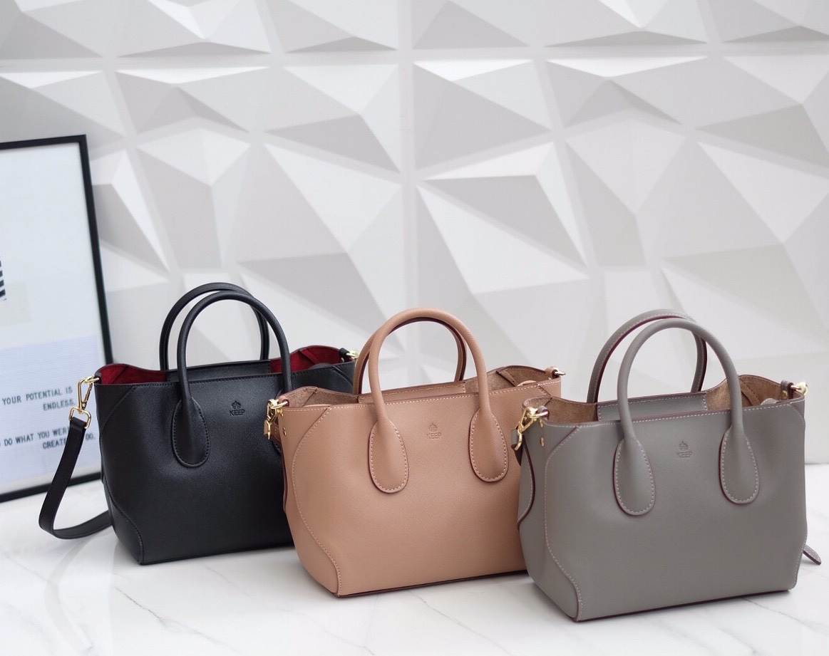 KEEP รุ่น COZY สวย ตอบโจทย์ ด้วยรูปทรงที่ เรียบหรู ทรงกระเป๋า ปรับได้ 2 แบบ เก็บทรง หรือ ขยายทรงได้ ตอบโจทย์ทุกการใช้งาน หนังกระเป๋า Saffiano อย่างดี ภายใน บุด้วย ผ้า Craft เอกลักษณ์เฉพาะ ทำให้ กระเป๋าเบา และ เพิ่มความสวยงาม ภายใน ทำช่อง แยก เฉพาะ สำหรับเ